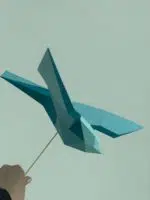 Papercraft de pássaros voando em origami 3D