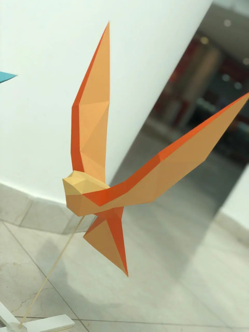 Papercraft de pássaros voando em origami 3D, vista traseira