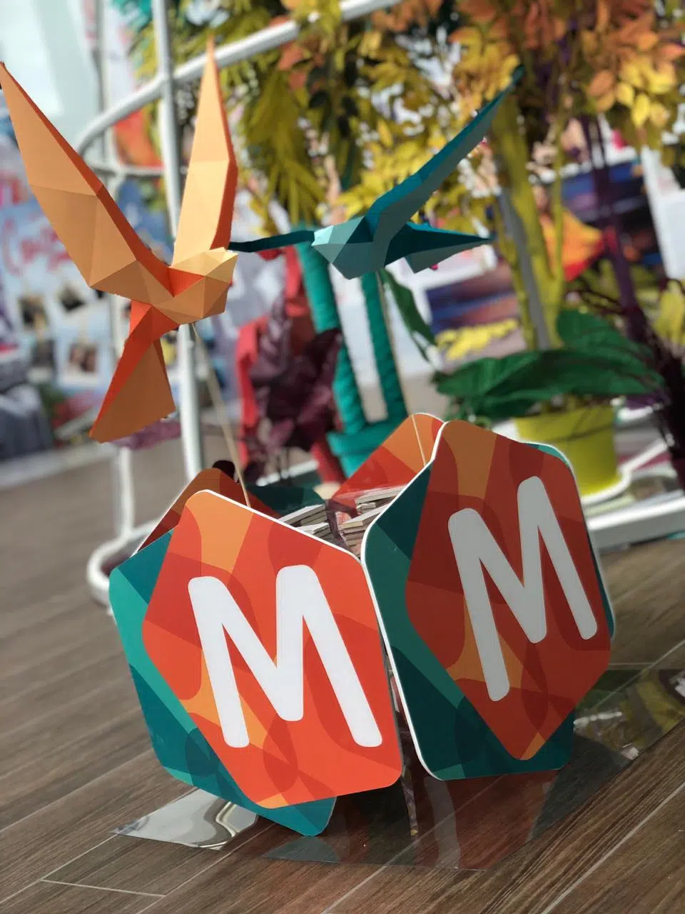 Papercraft de pássaros voando em origami 3D, vista lateral