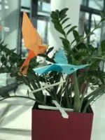 Papercraft de pássaros voando em origami 3D