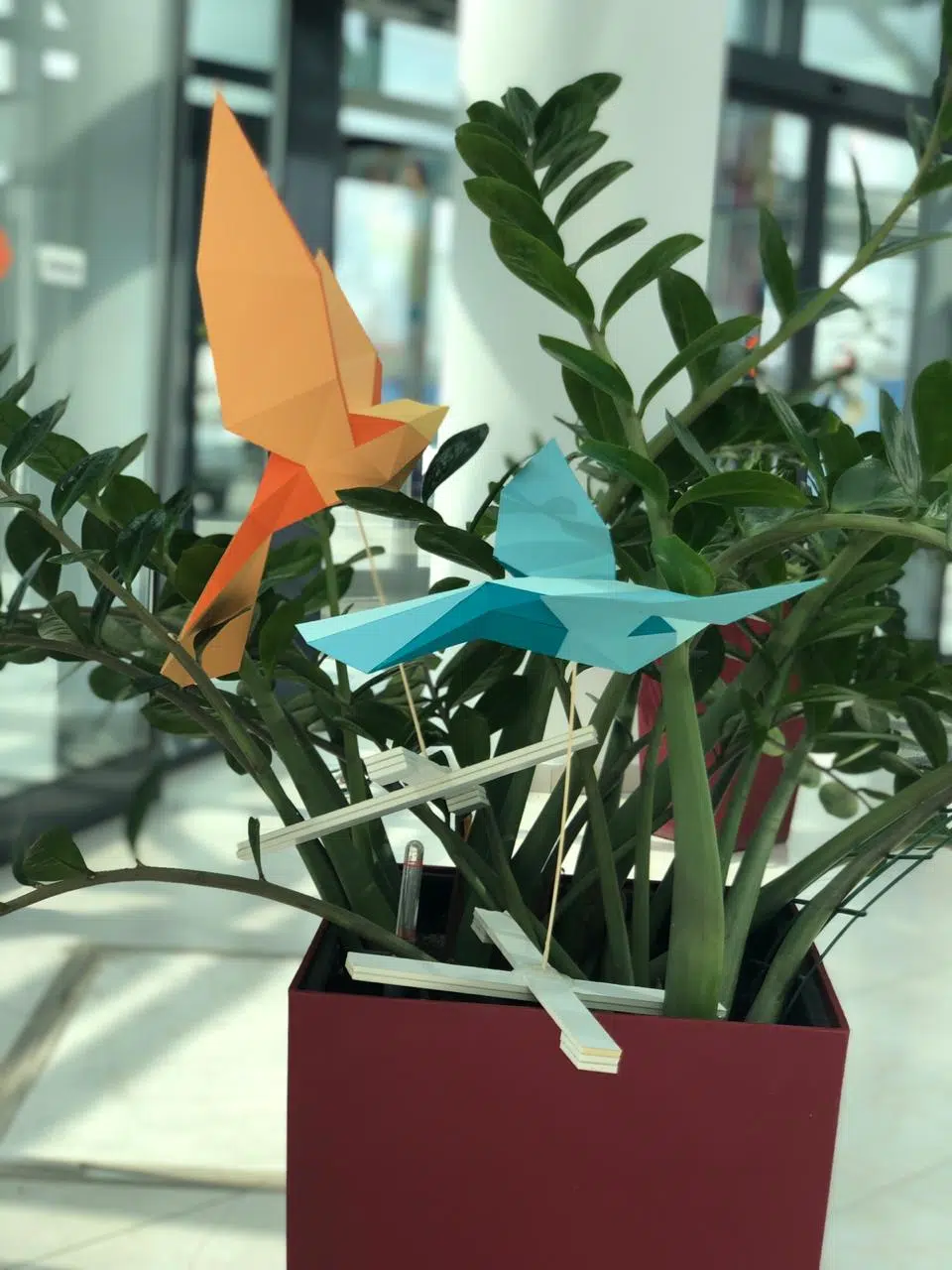 Papercraft de pássaros voando em origami 3D, detalhe