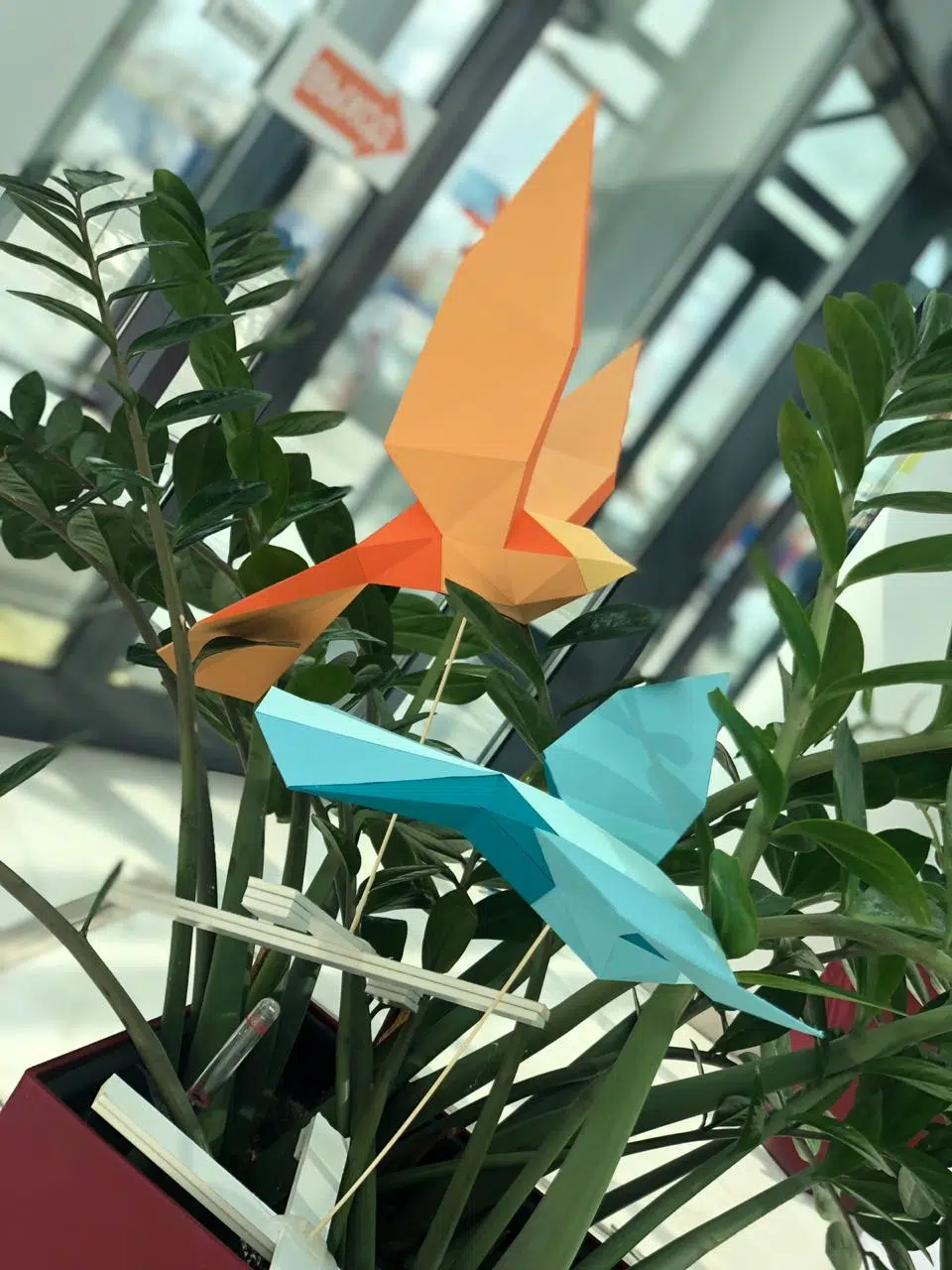 Papercraft de pássaros voando em origami 3D, detalhe
