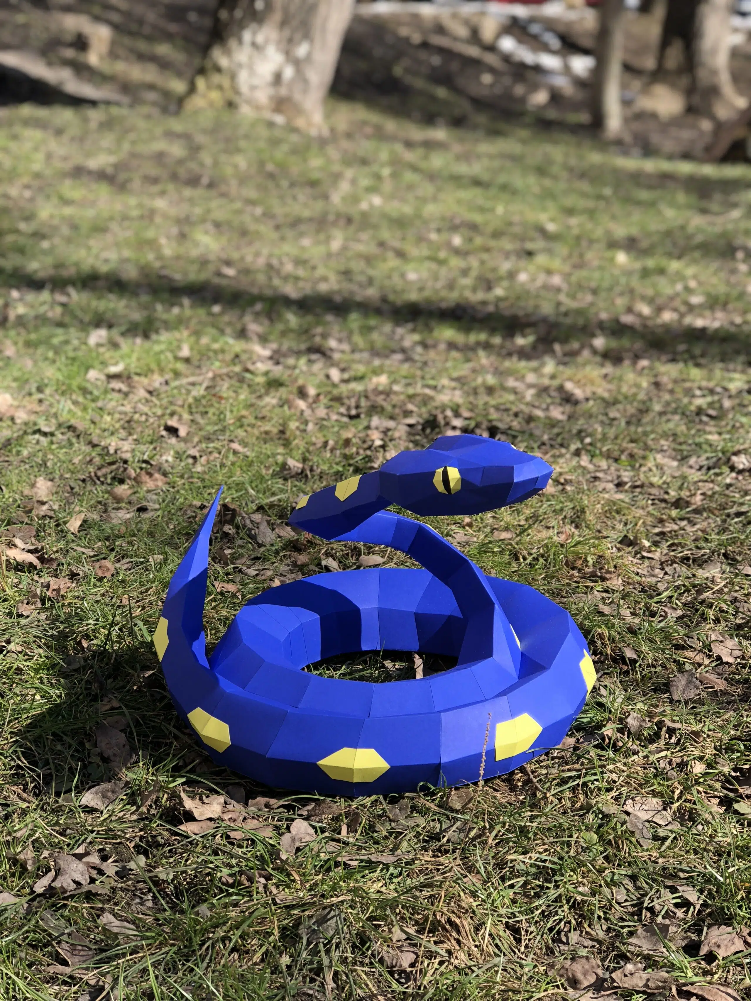 Papercraft serpente pitone vipera in origami, vista posteriore
