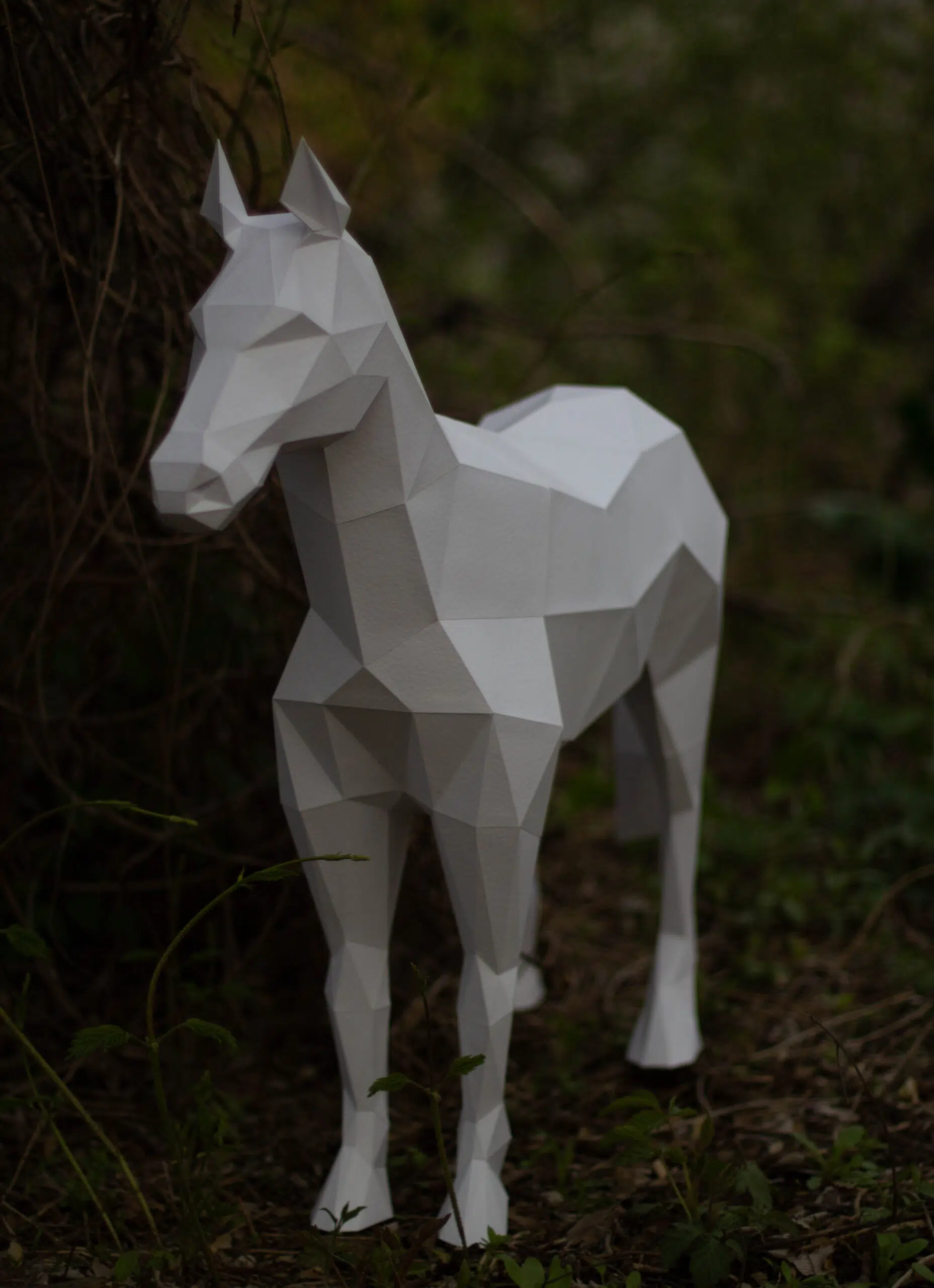 Papercraft stehendes Pferd im 3D-Origami, montiert, Ansicht 2