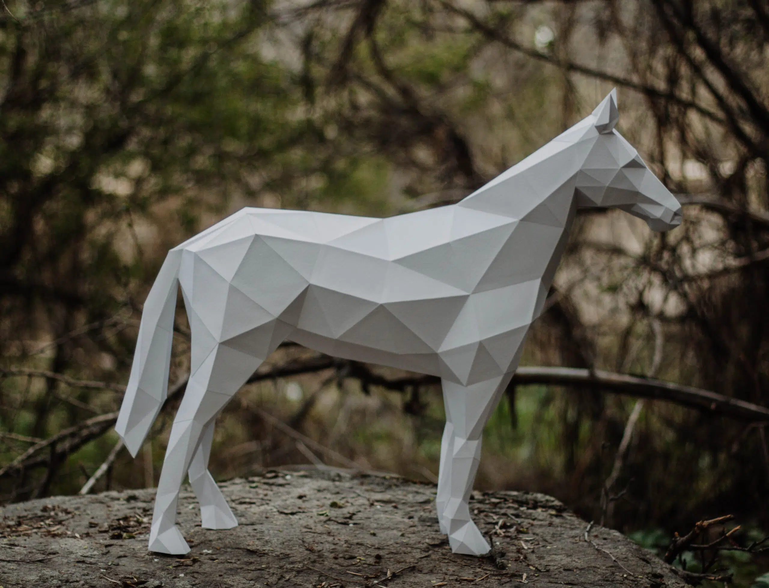 Papercraft stehendes Pferd im 3D-Origami, Detail, Ansicht 3
