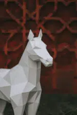 Papercraft stehendes Pferd im 3D-Origami, Seitenansicht