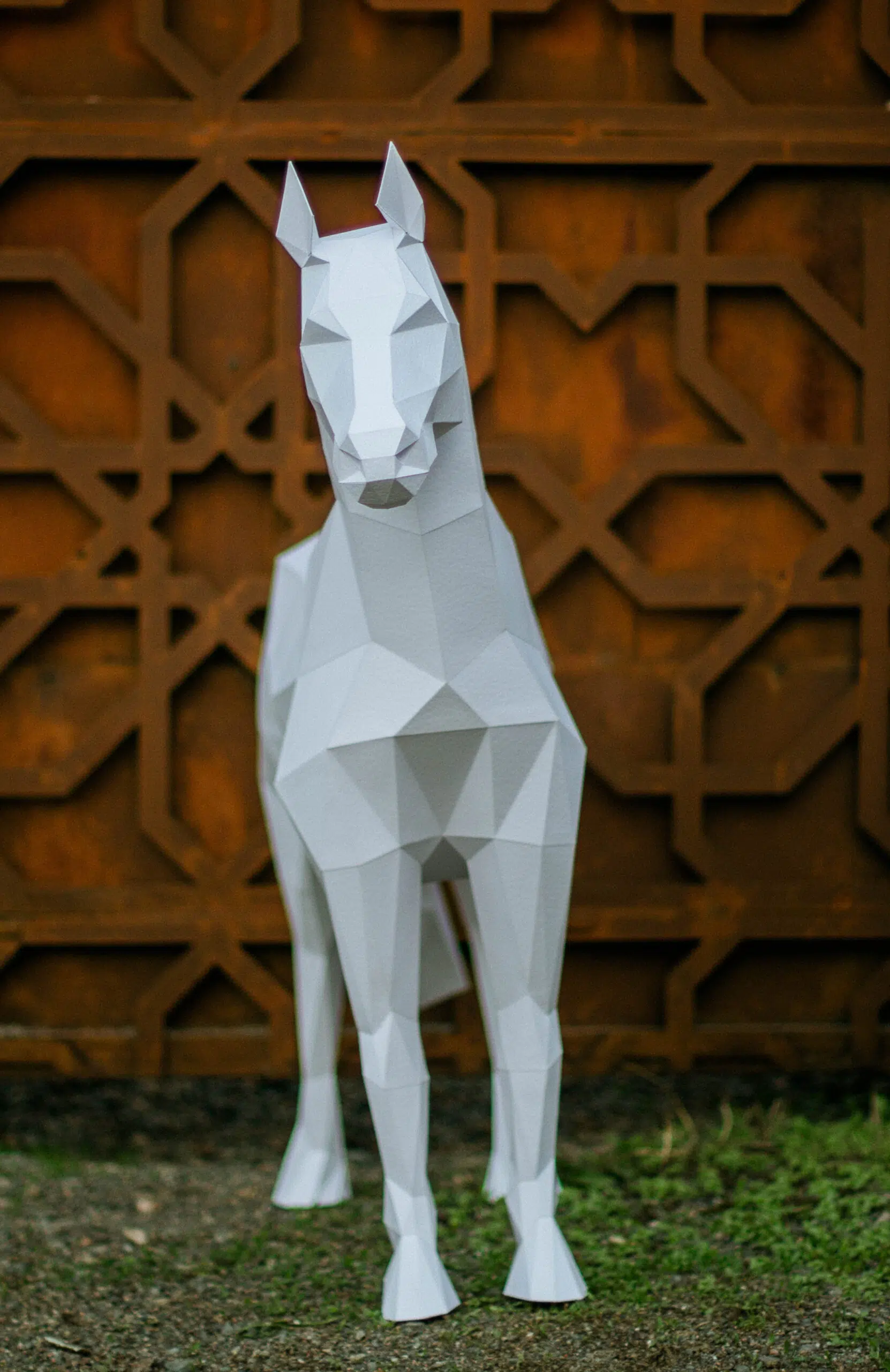 Papercraft stehendes Pferd im 3D-Origami, Seitenansicht, Ansicht 3