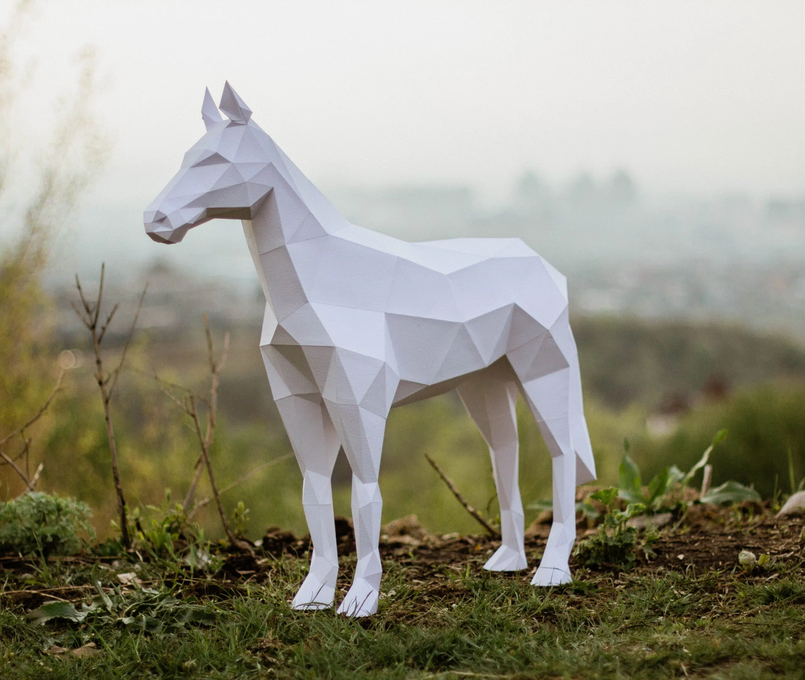 Papercraft stehendes Pferd im 3D-Origami, montiert, Ansicht 3