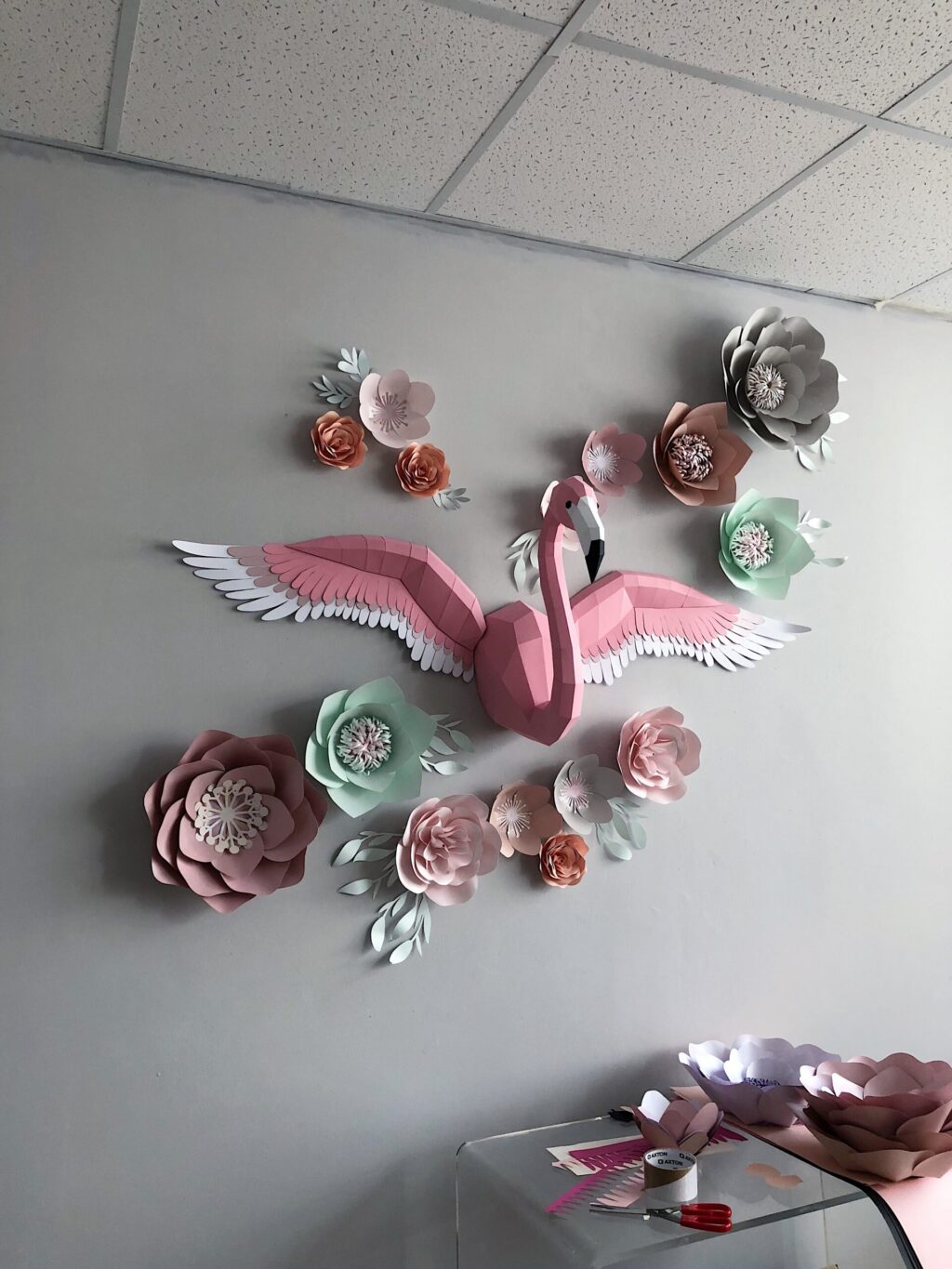 Papercraft de flamant rose mural avec des ailes en origami