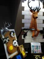 Papercraft de ciervo saliendo de la pared en origami 3D, modelo 3D, vista 3