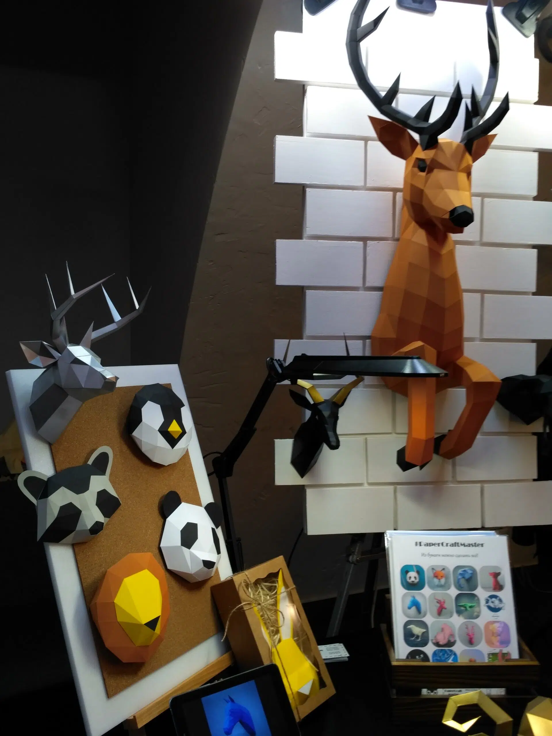 Papercraft de ciervo saliendo de la pared en origami 3D, modelo 3D, vista 3