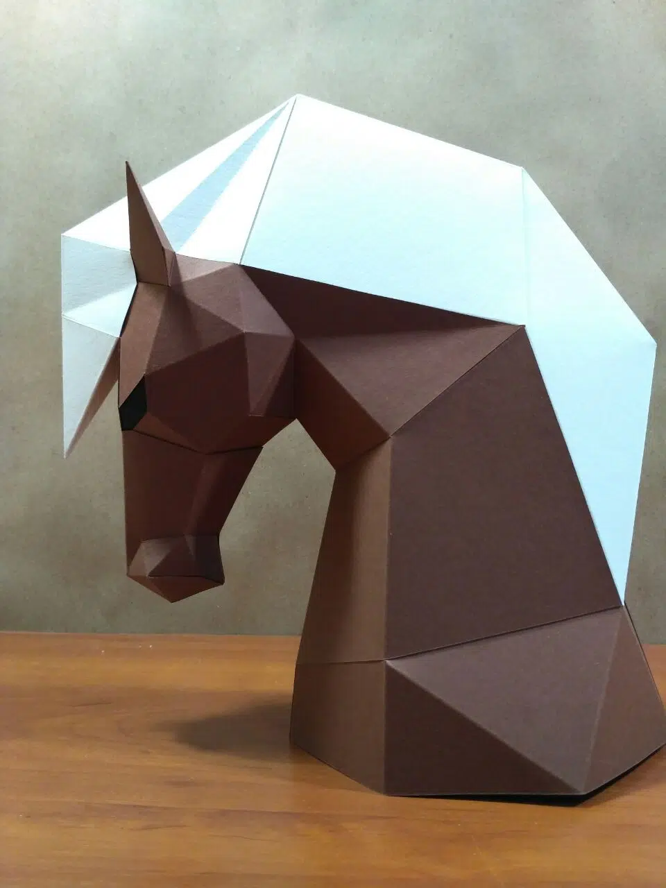 Papercraft di cavallo impennato in origami, montato