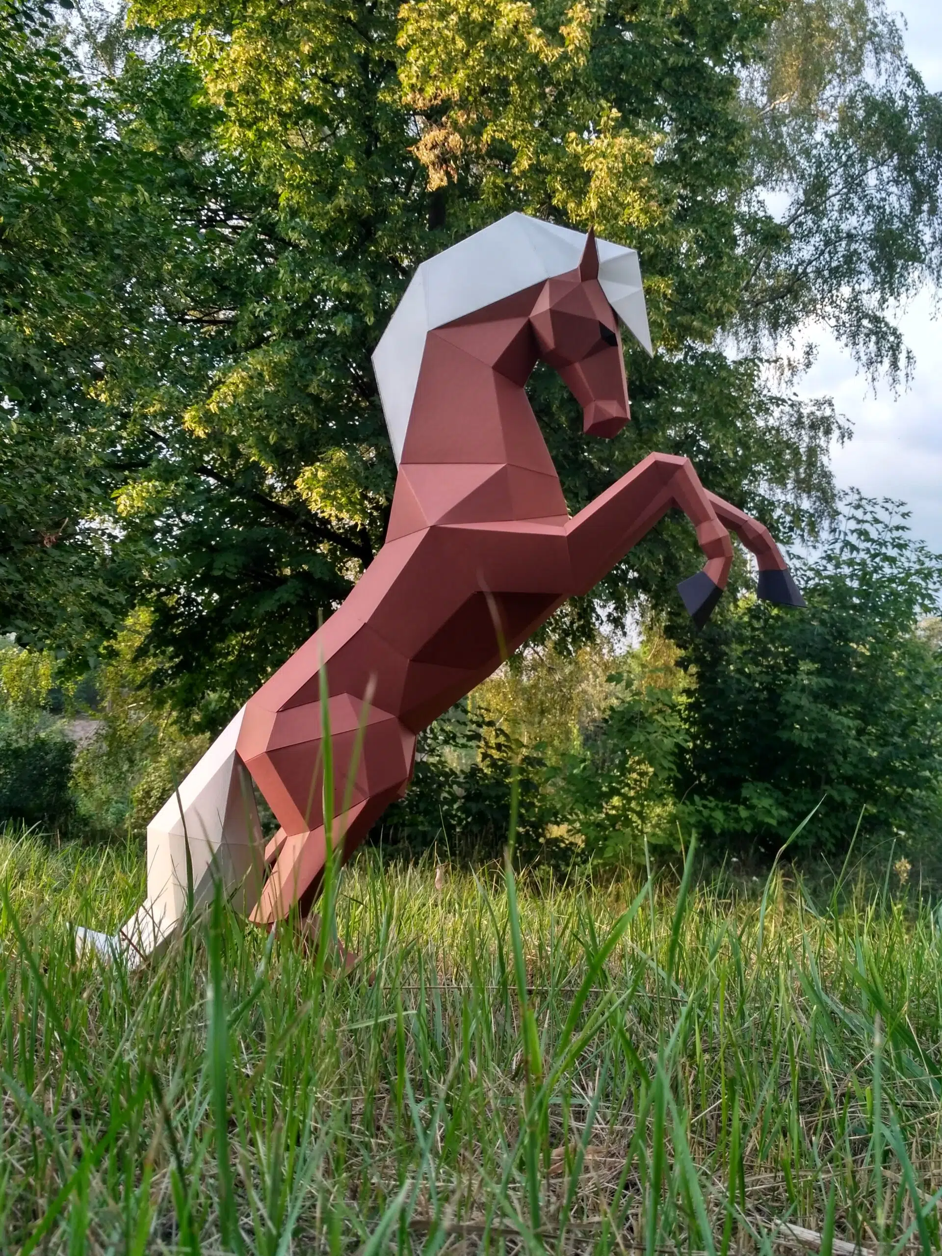 Papercraft di cavallo impennato in origami, vista 2