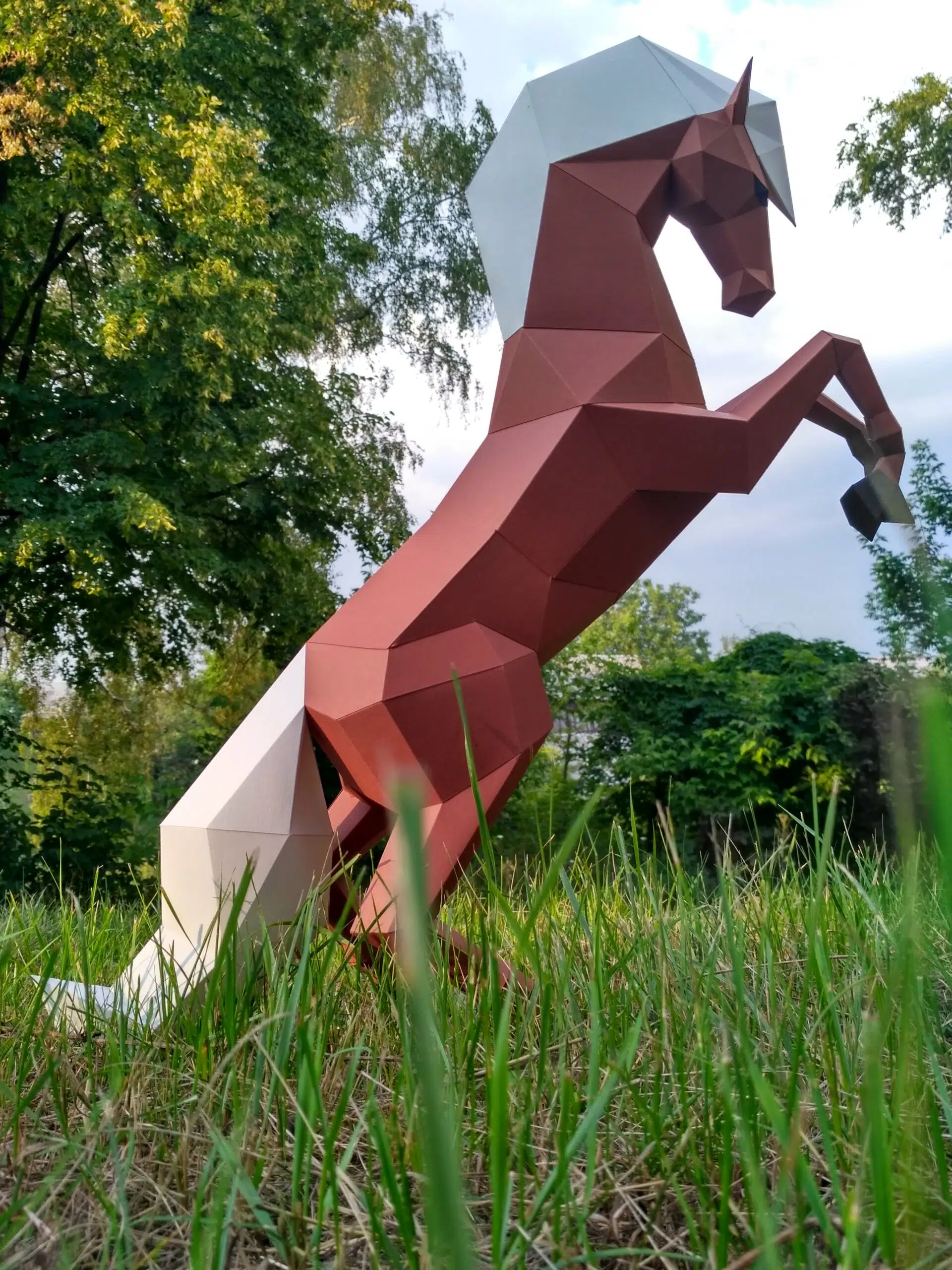 Papercraft di cavallo impennato in origami, dettaglio