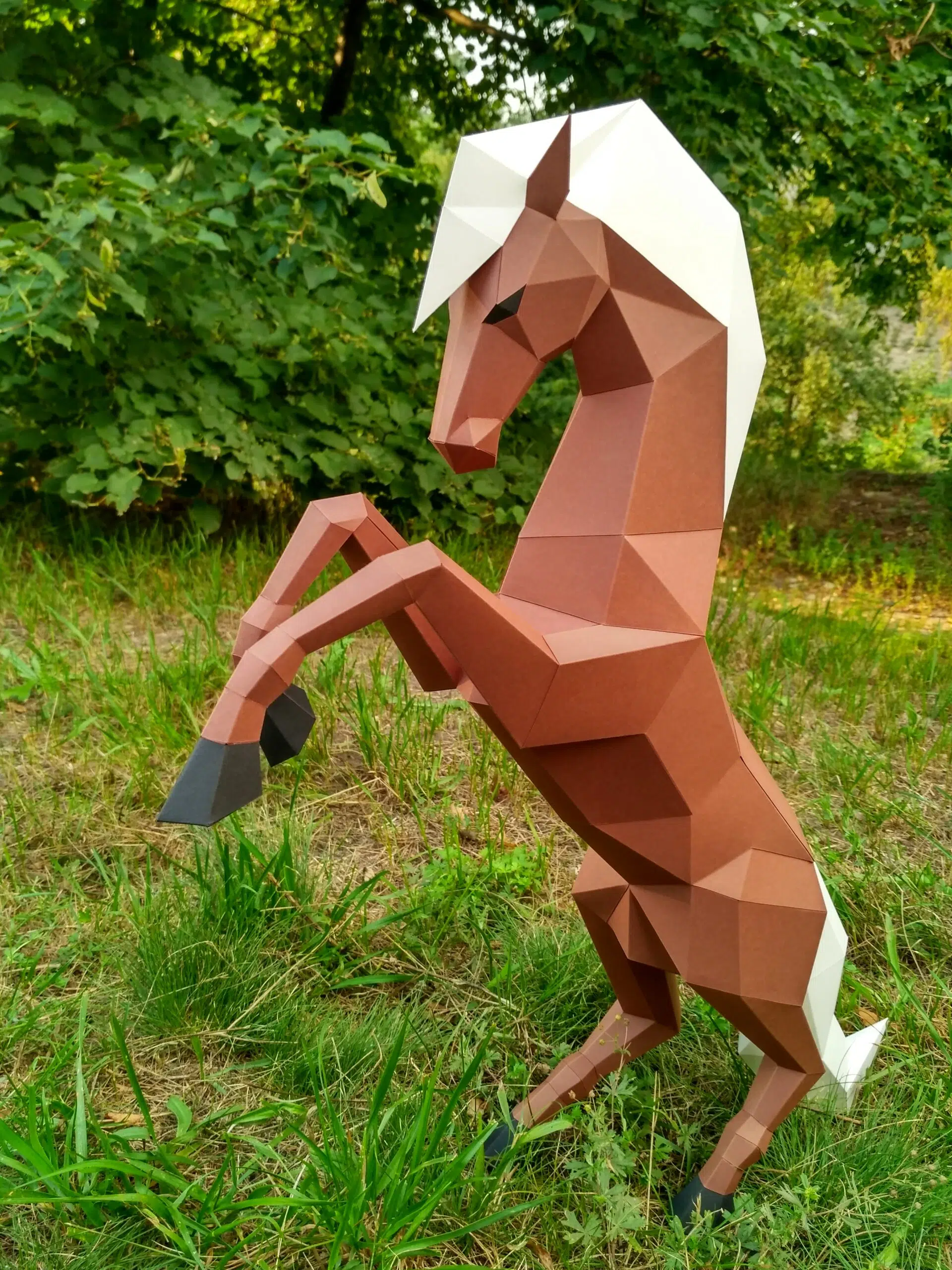 Papercraft di cavallo impennato in origami, modello 3D