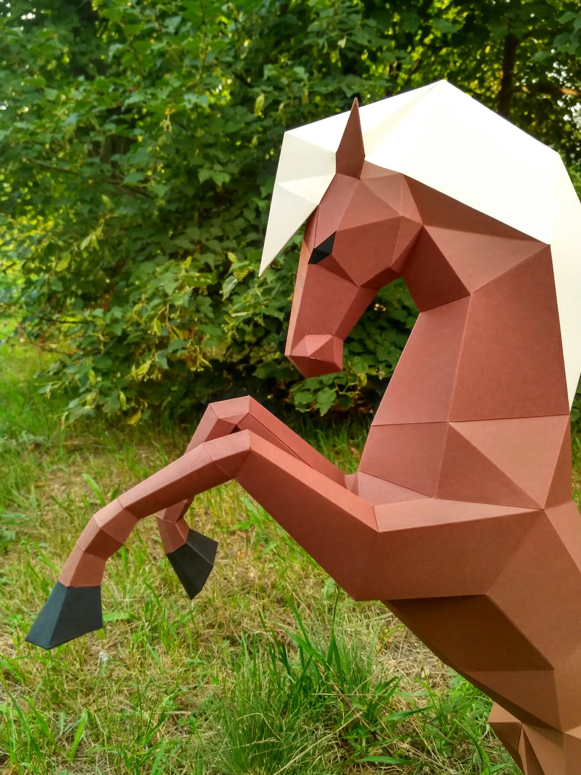 Papercraft di cavallo impennato in origami, vista posteriore