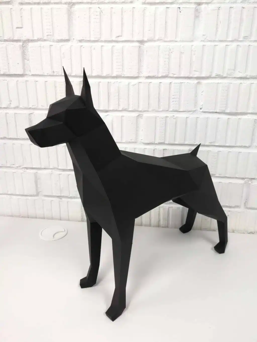 Papercraft d'un doberman noir en origami 3D