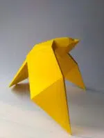 Papercraft de pássaros voando em origami 3D