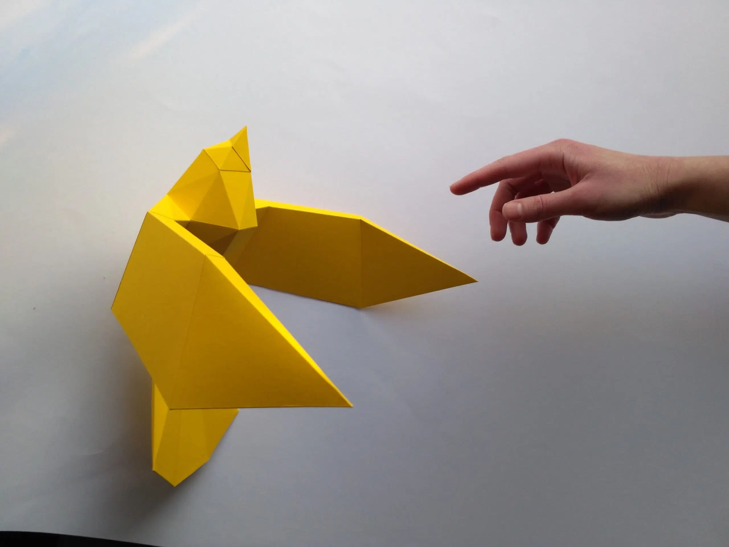 Papercraft de pássaros voando em origami 3D, vista traseira