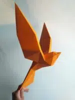 Papercraft de pássaros voando em origami 3D