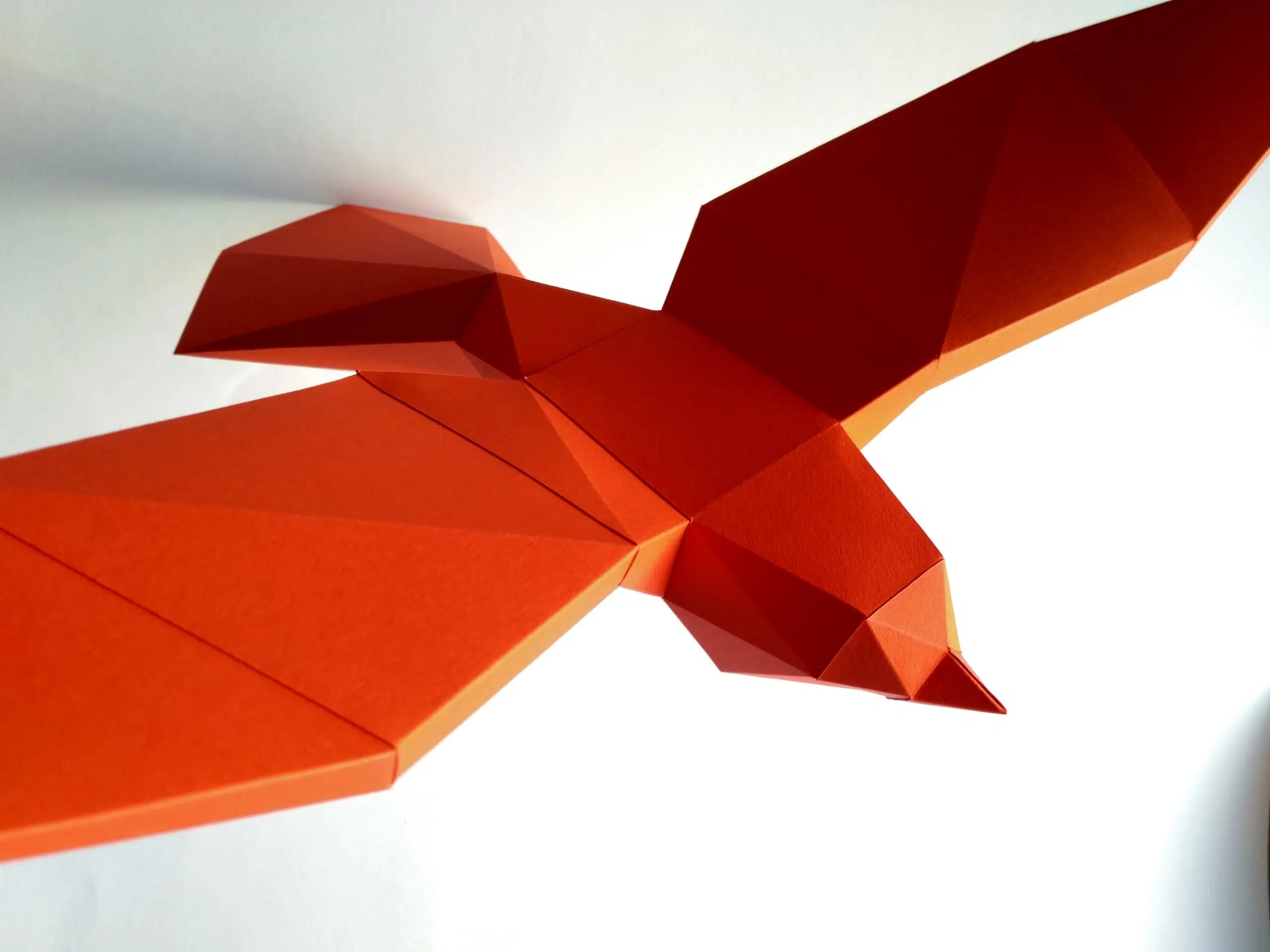 Papercraft de pássaros voando em origami 3D, vista traseira