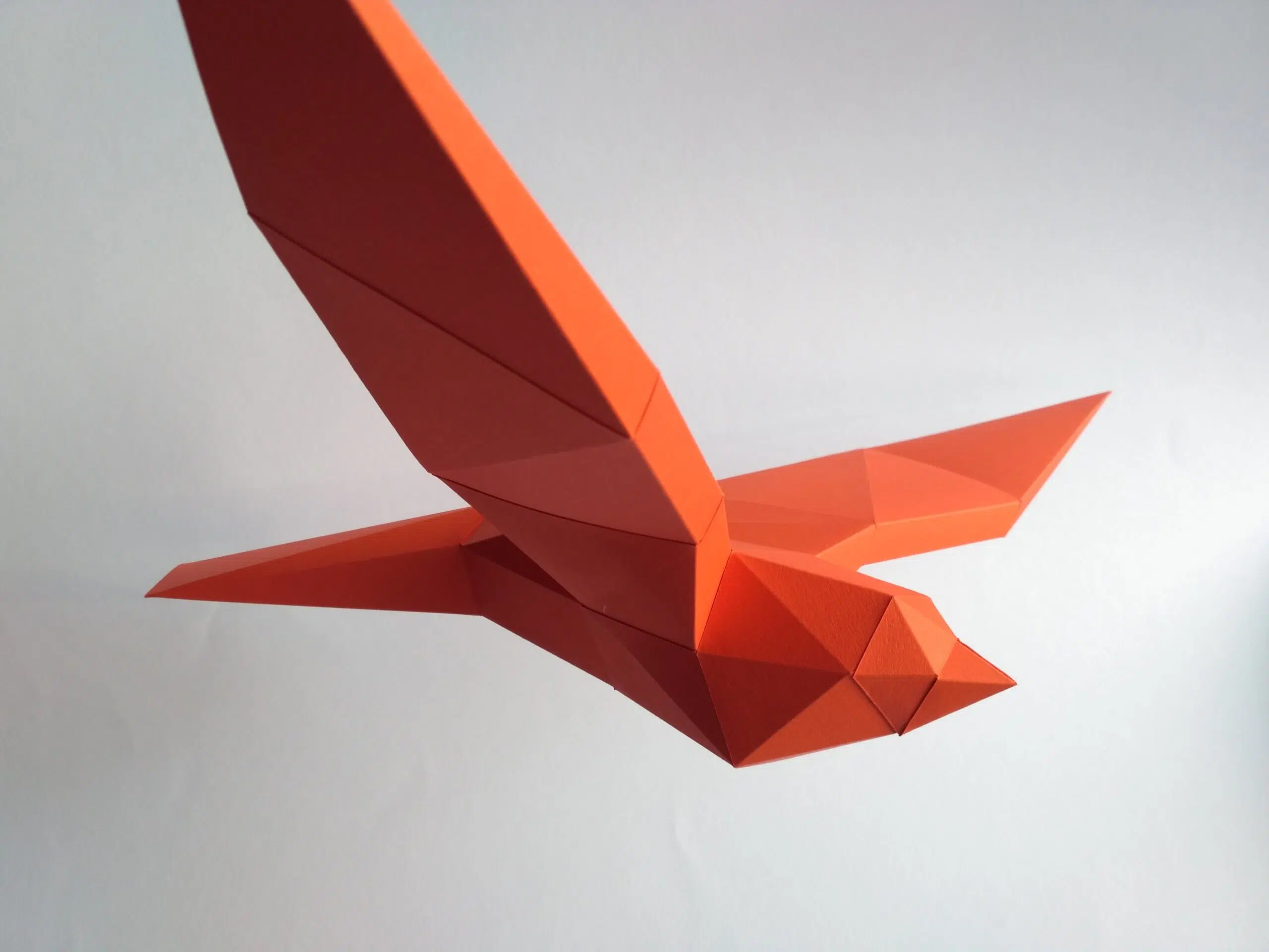 Papercraft de pássaros voando em origami 3D, vista lateral