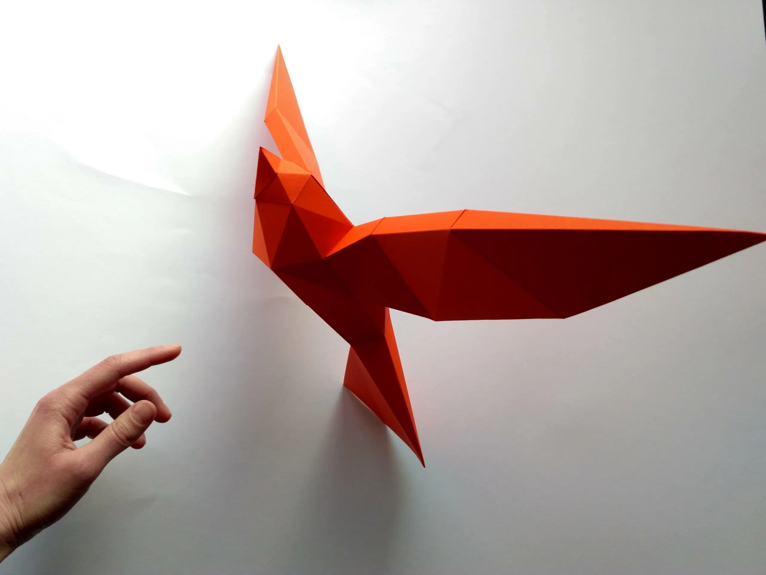 Papercraft de pássaros voando em origami 3D, montado