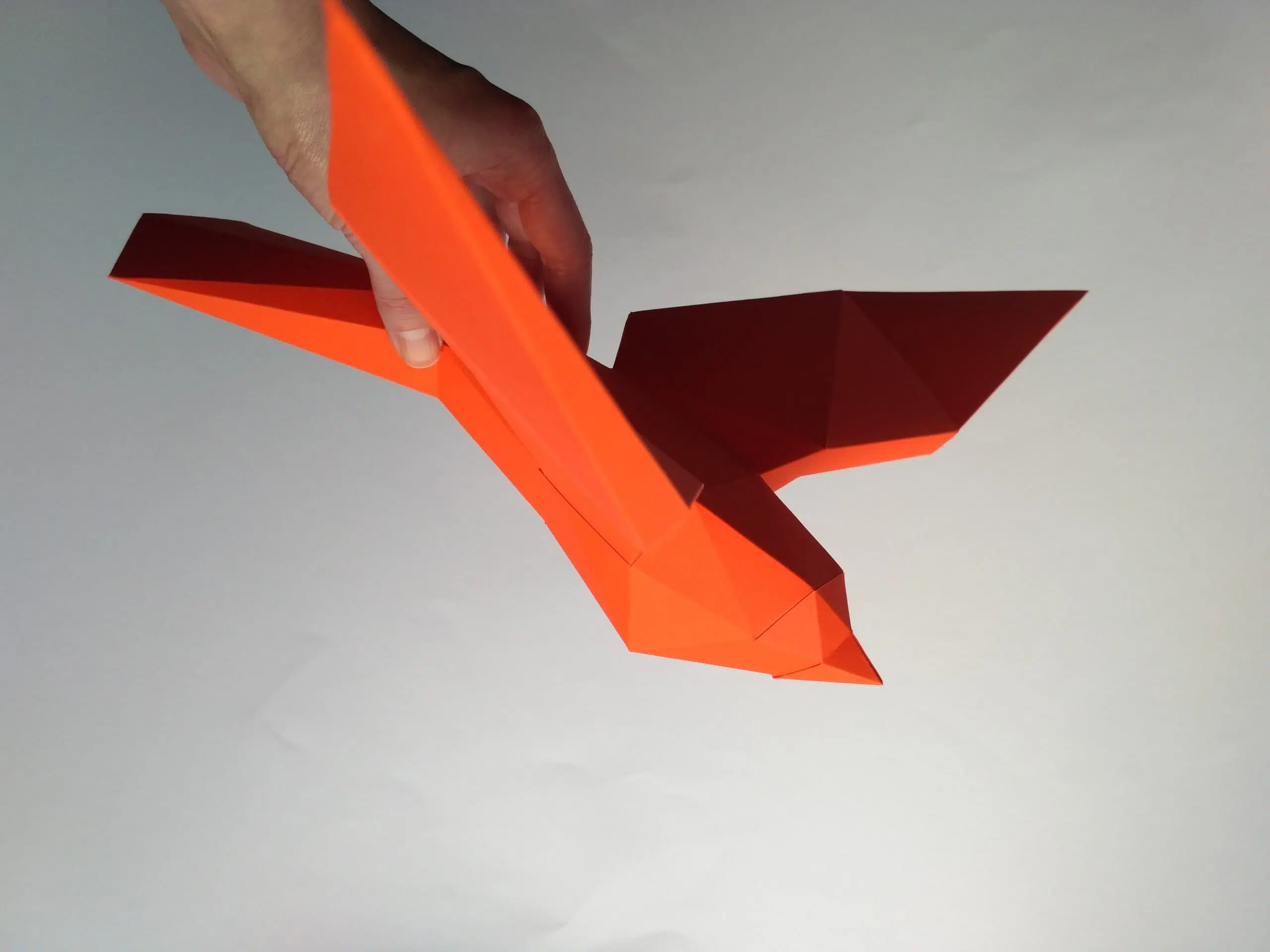 Papercraft de pássaros voando em origami 3D, detalhe
