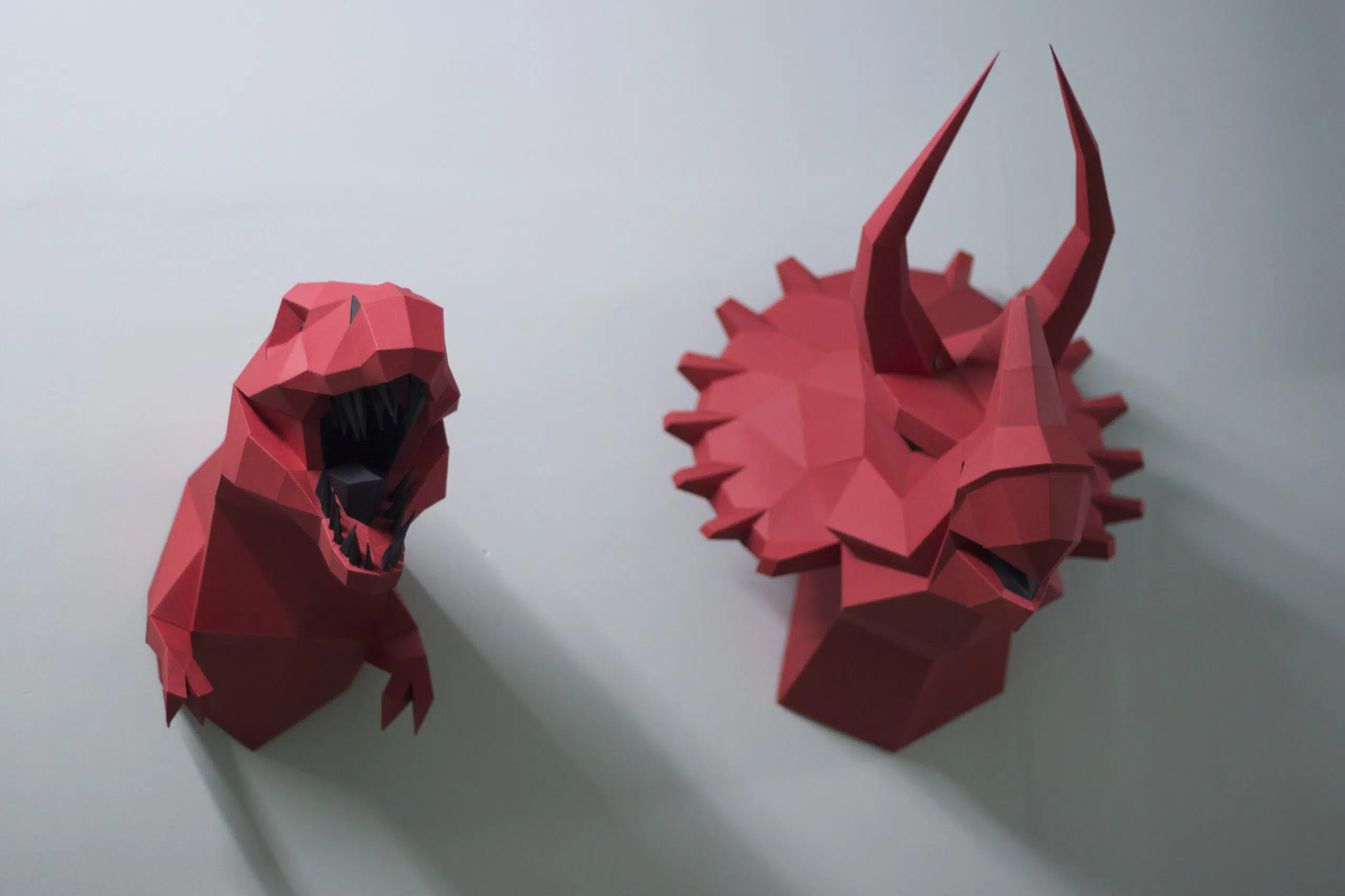 Papercraft cabeça de dinossauro T‑Rex Tyrannosaurus em origami 3D de papel – montado