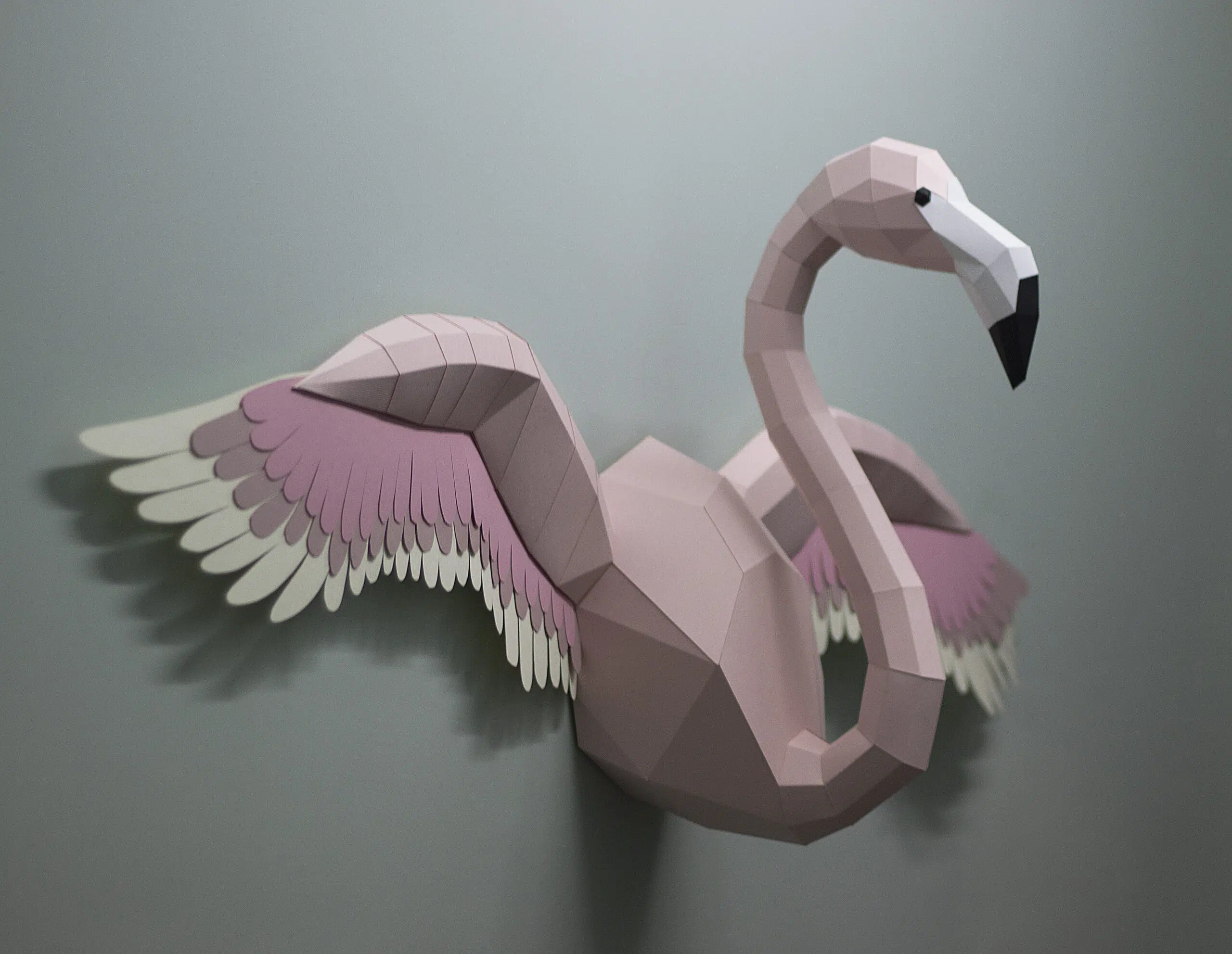 Papercraft de flamenco rosa mural con alas en origami, detalle