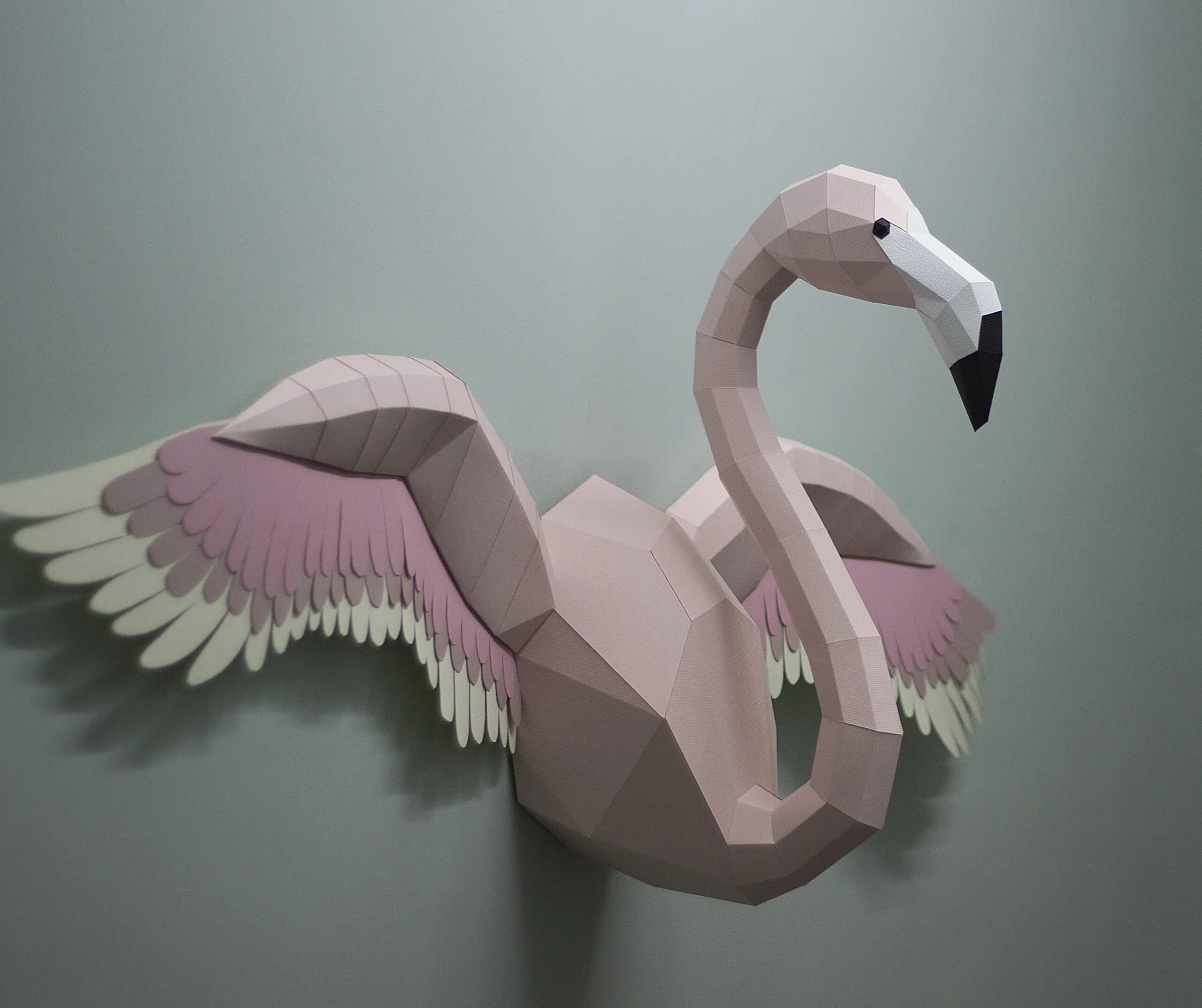 Papercraft de flamenco rosa mural con alas en origami, vista posterior