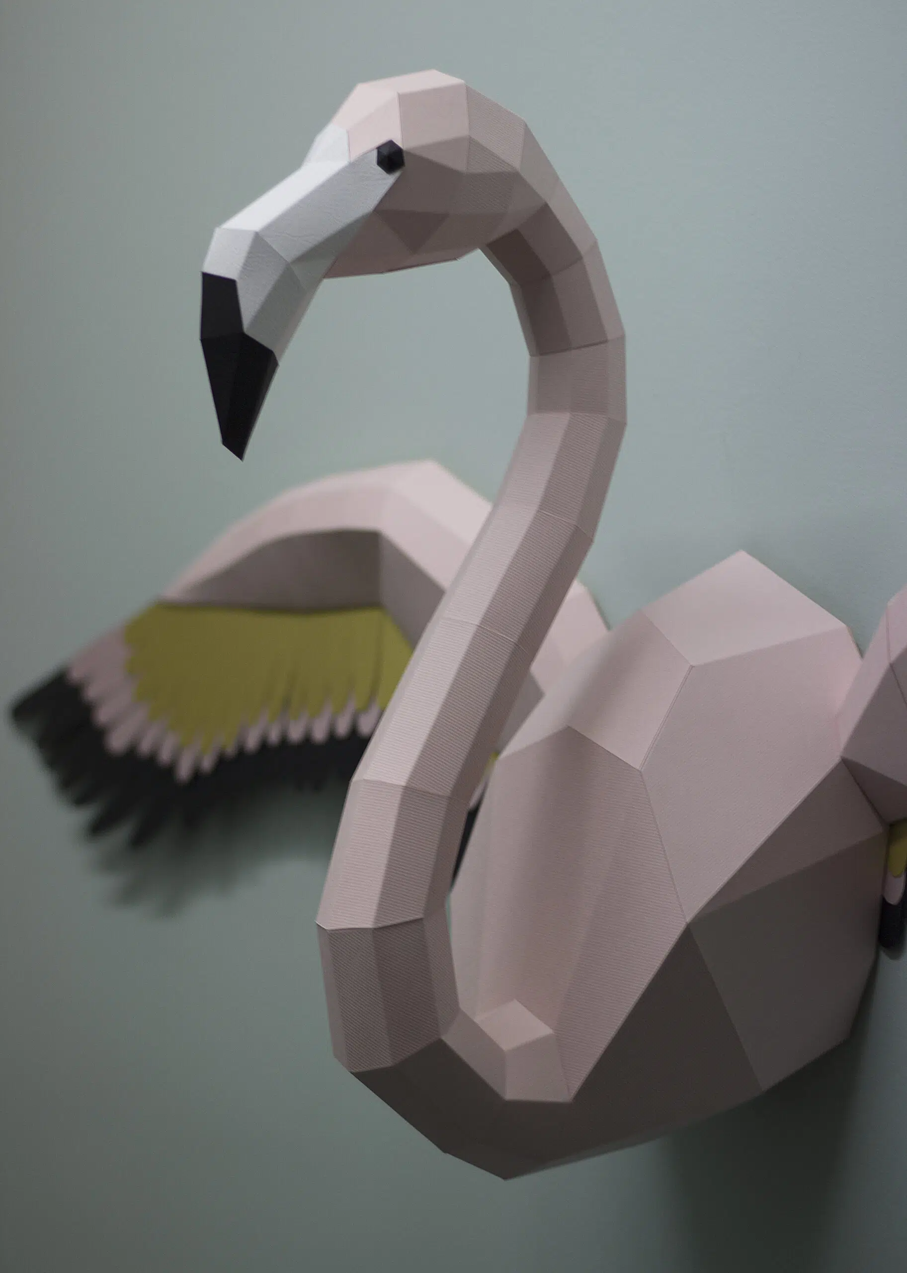 Papercraft de flamenco rosa mural con alas en origami, vista 2