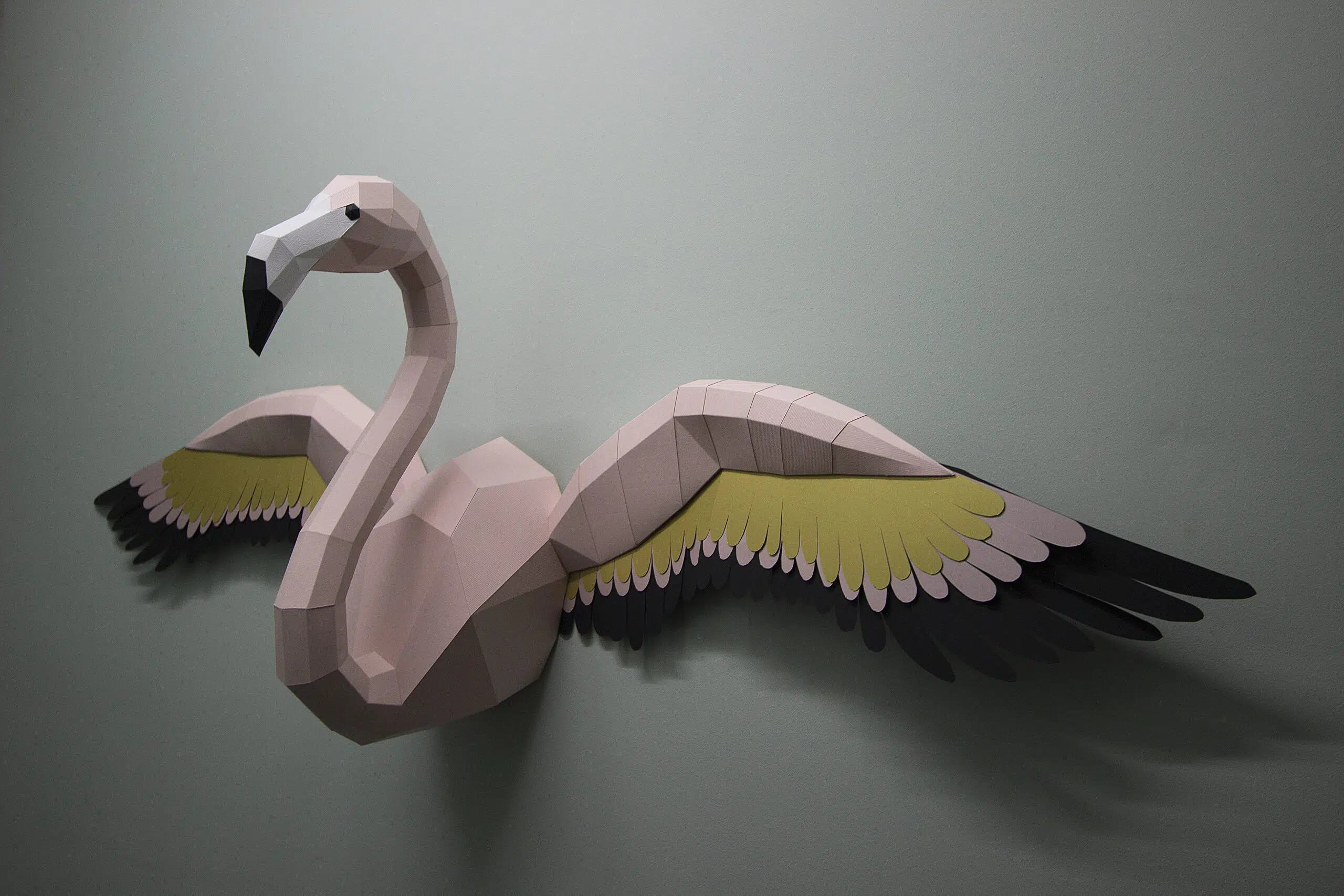 Papercraft de flamenco rosa mural con alas en origami, vista posterior