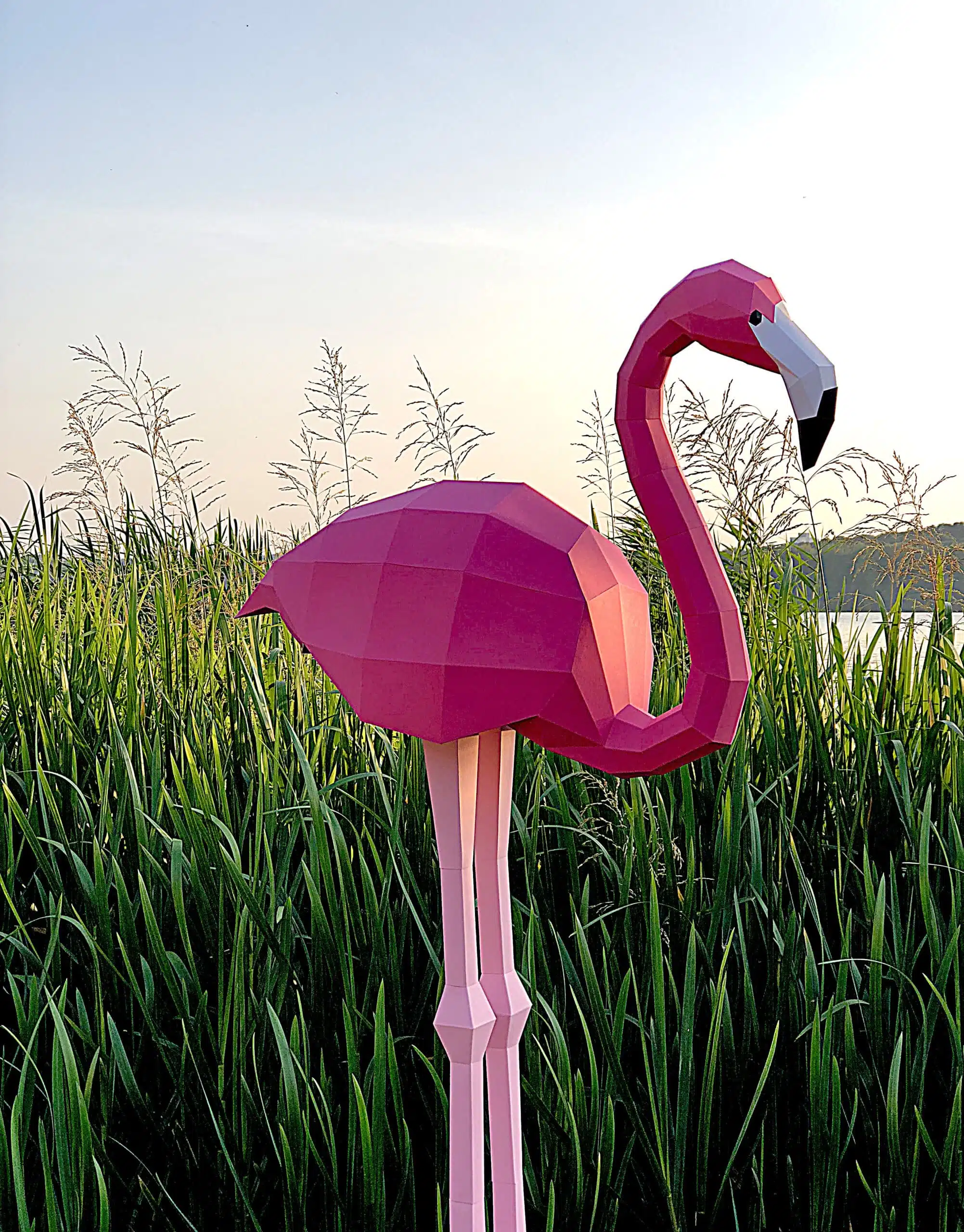 Papercraft dúo de flamencos rosas de pie en origami 3D, vista lateral