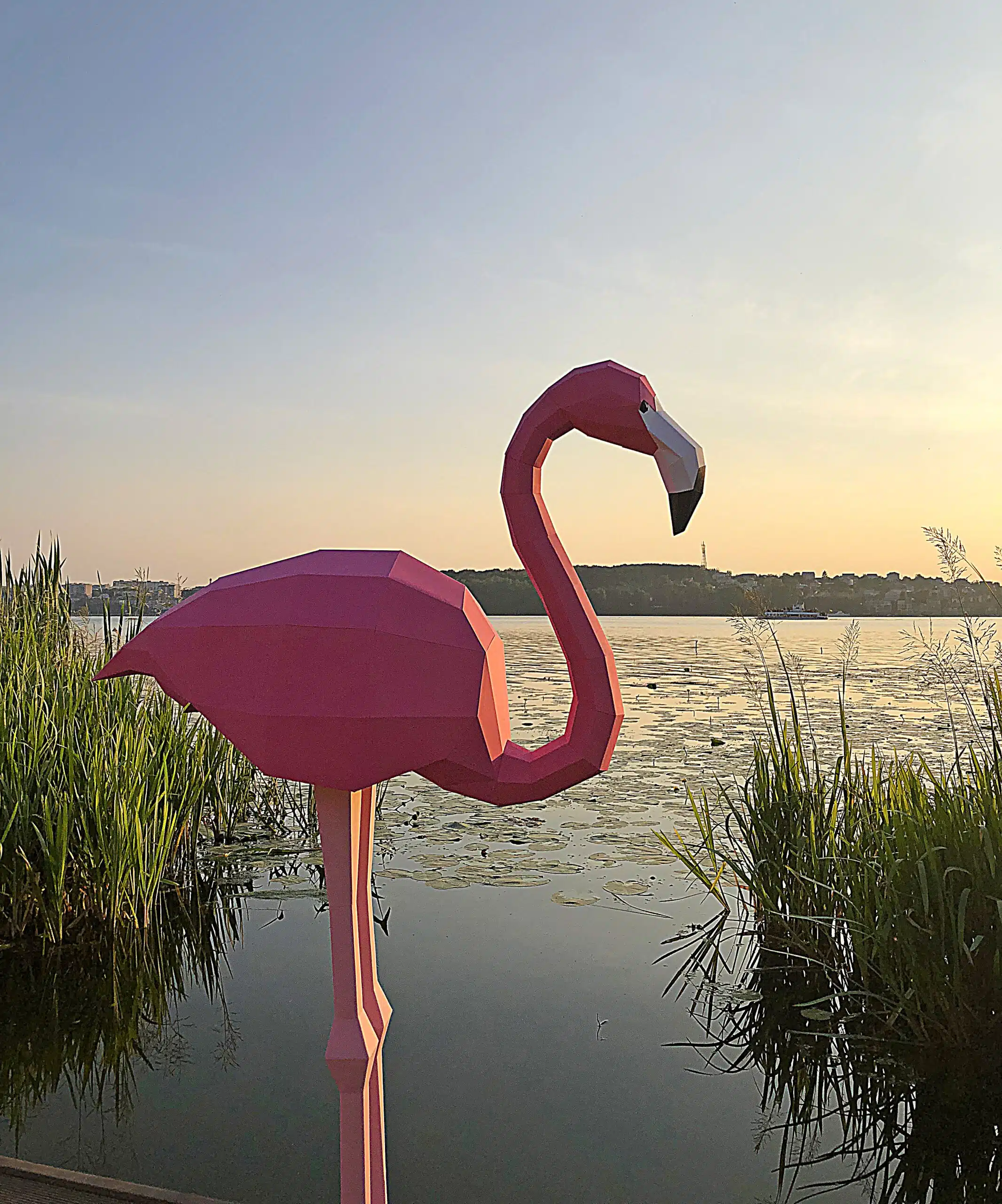 Papercraft dúo de flamencos rosas de pie en origami 3D, montado