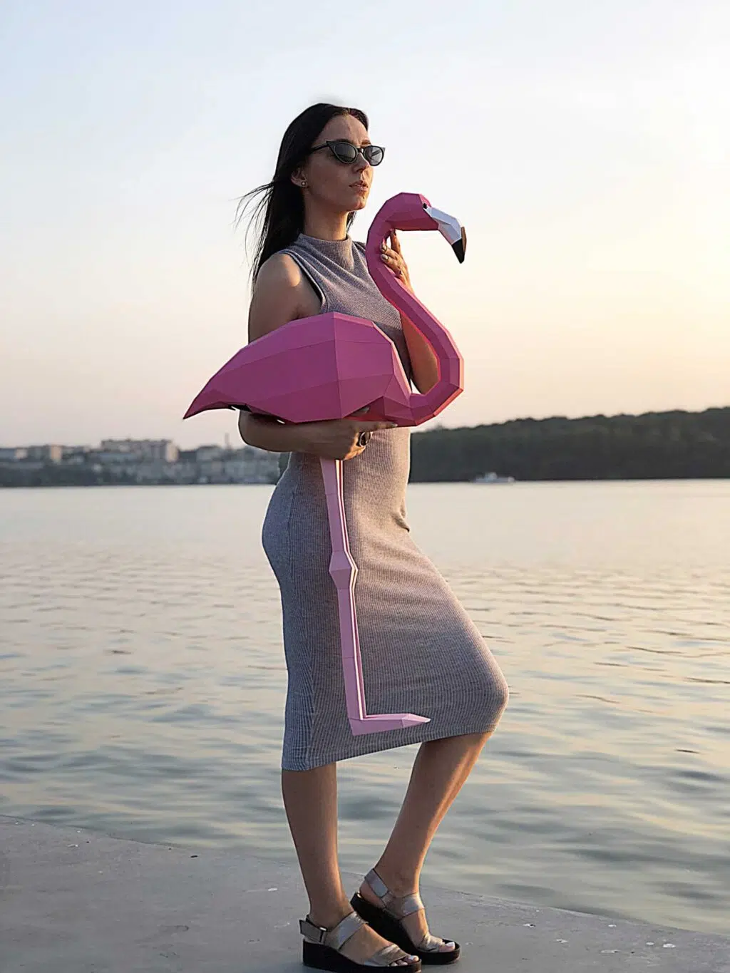 Papercraft dúo de flamencos rosas de pie en origami 3D