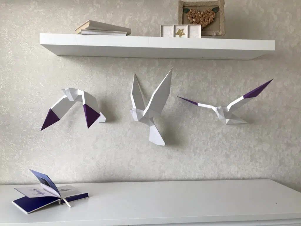 Papercraft de pássaros voando em origami 3D