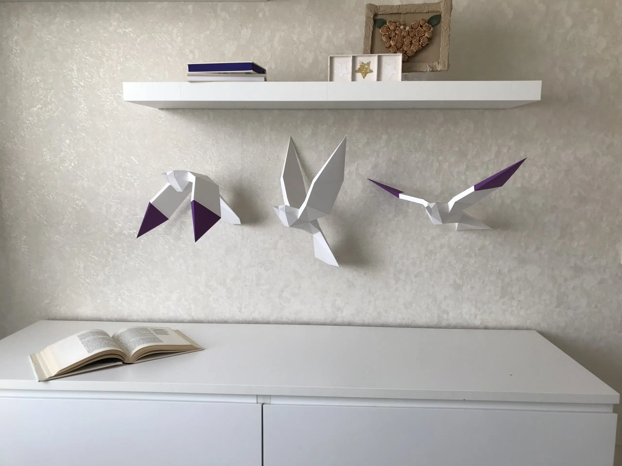 Papercraft de pássaros voando em origami 3D, vista traseira