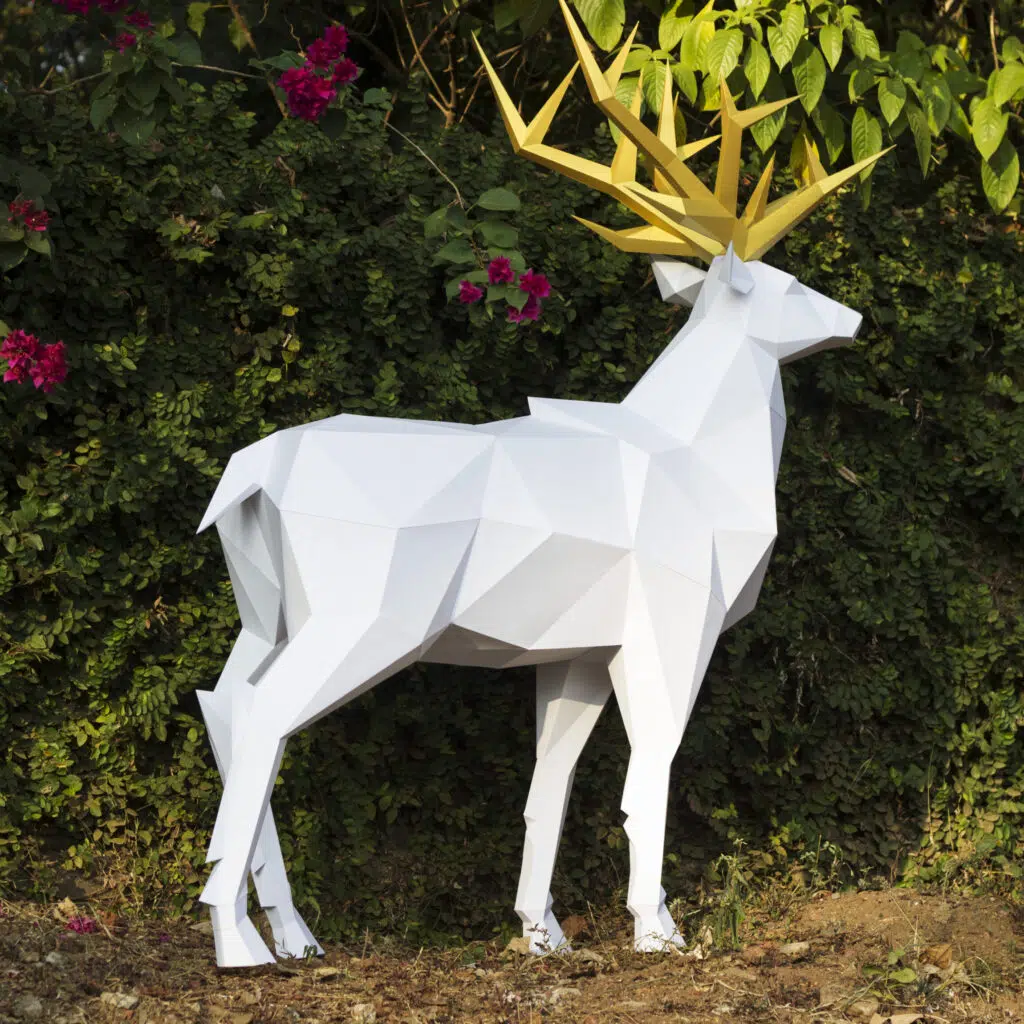Papercraft eines königlichen Hirsches im Origami-Stil