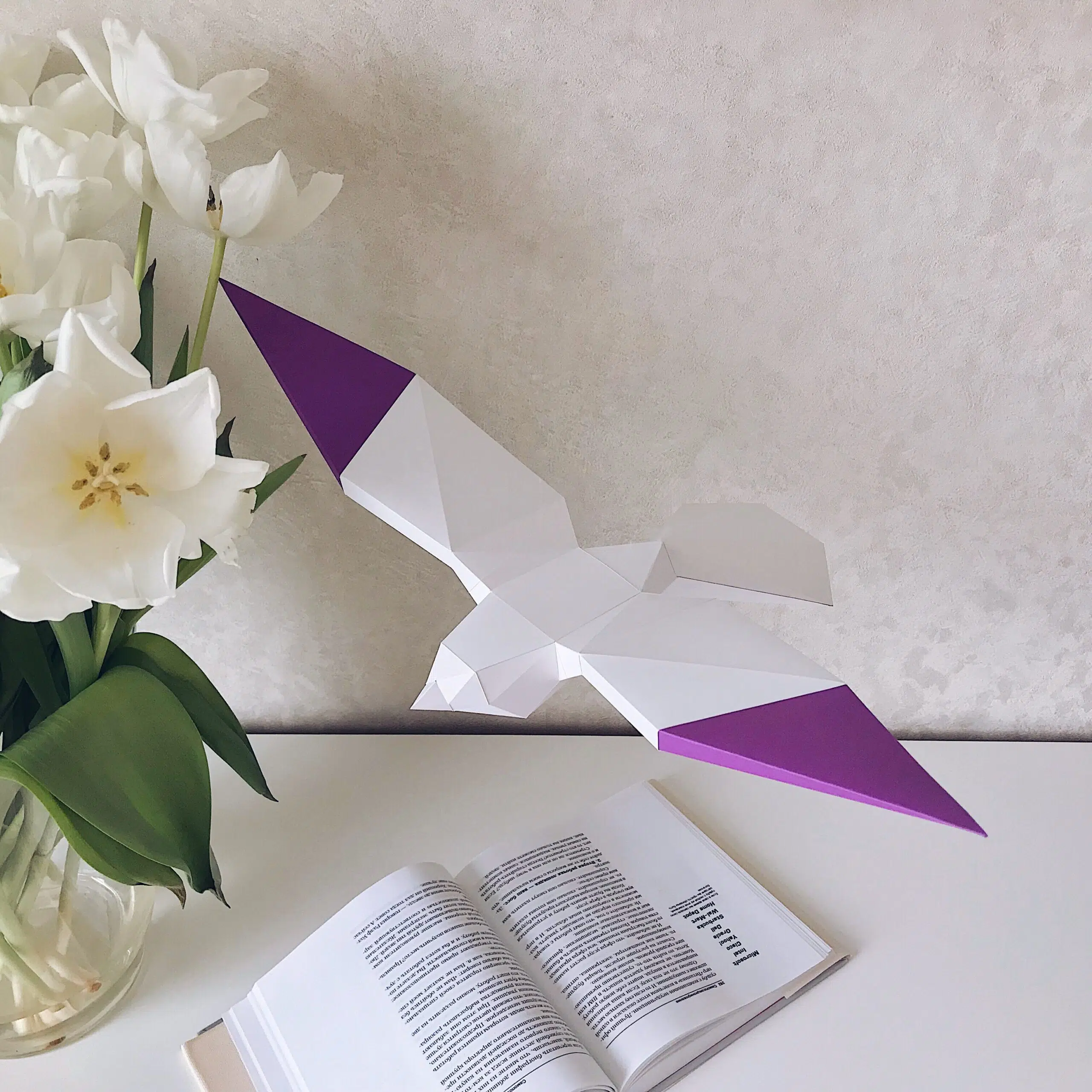 Papercraft de pássaros voando em origami 3D, montado