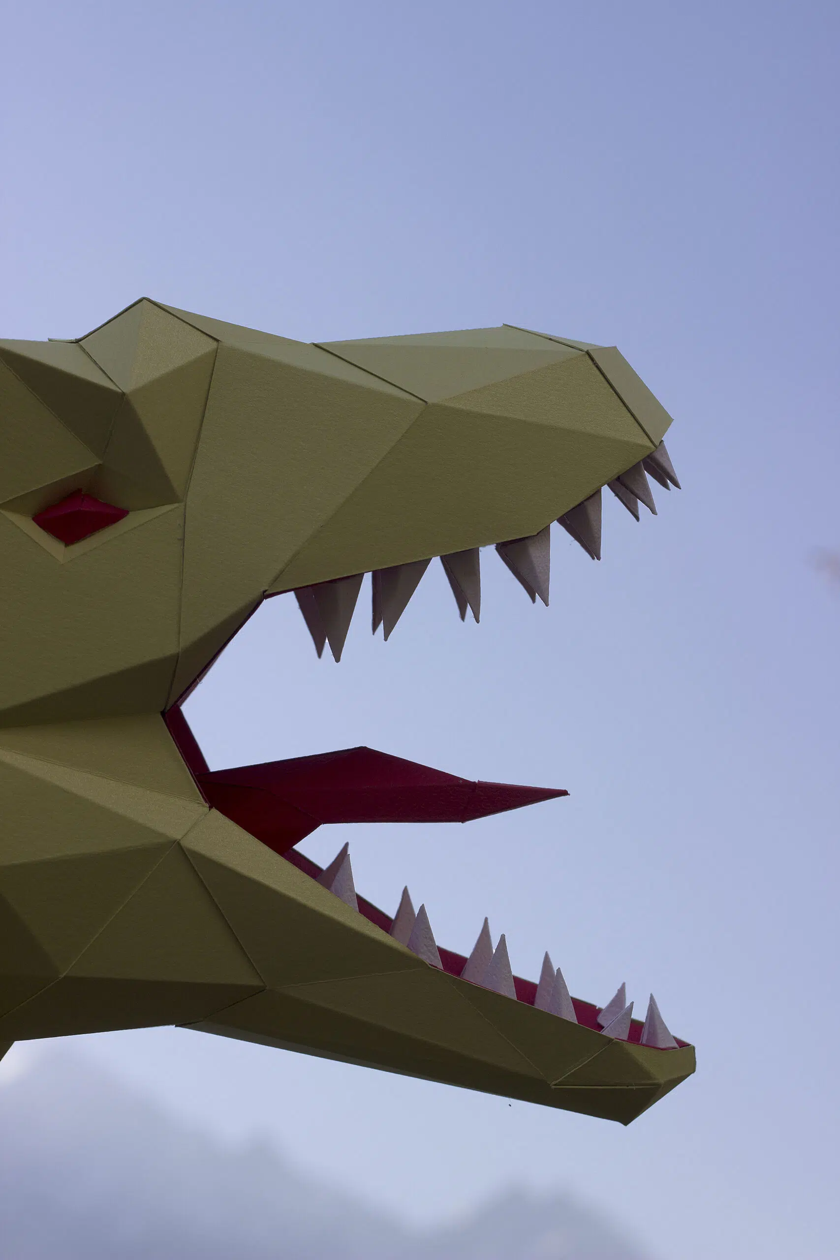 Papercraft cabeza de raptor Jurassic Park en origami, vista lateral