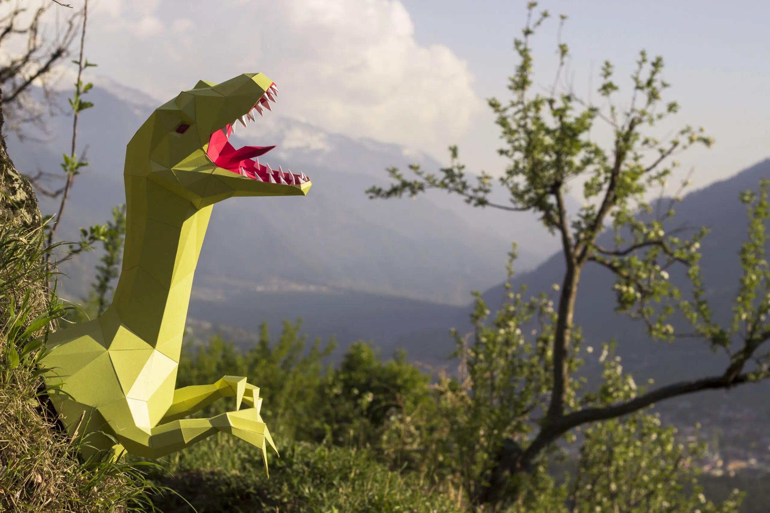 Papercraft cabeza de raptor Jurassic Park en origami, montado