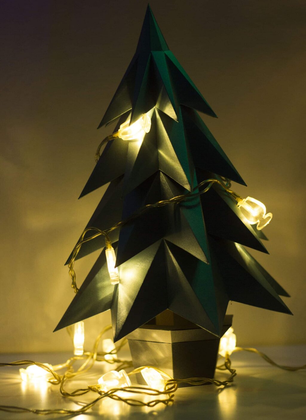 Papercraft árvore de Natal em vaso em origami 3D