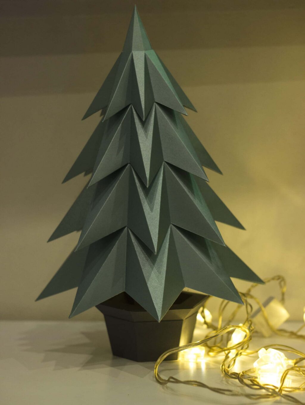 Papercraft árvore de Natal em vaso em origami 3D