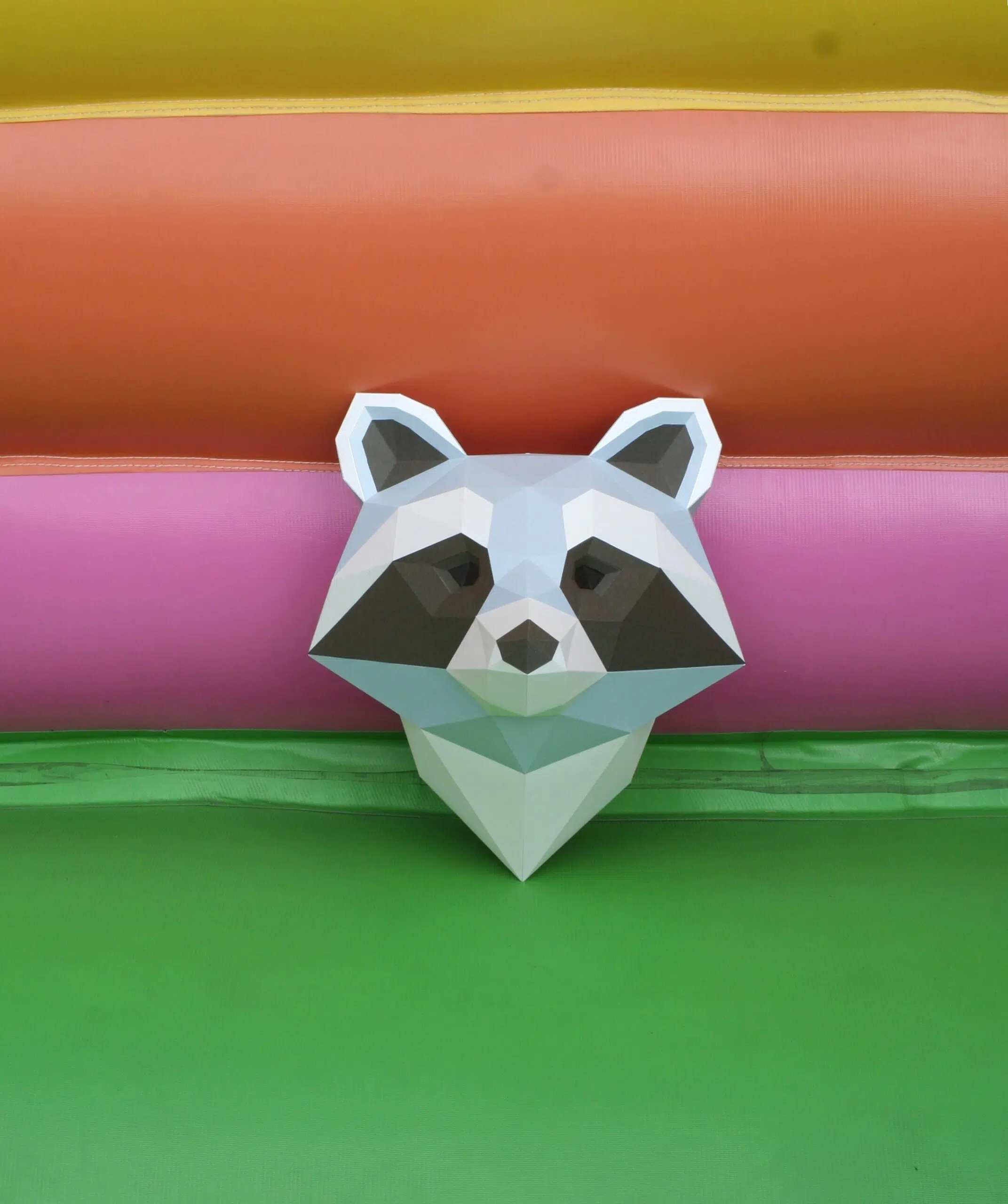 Papercraft de cabeça de guaxinim em origami 3D, vista traseira