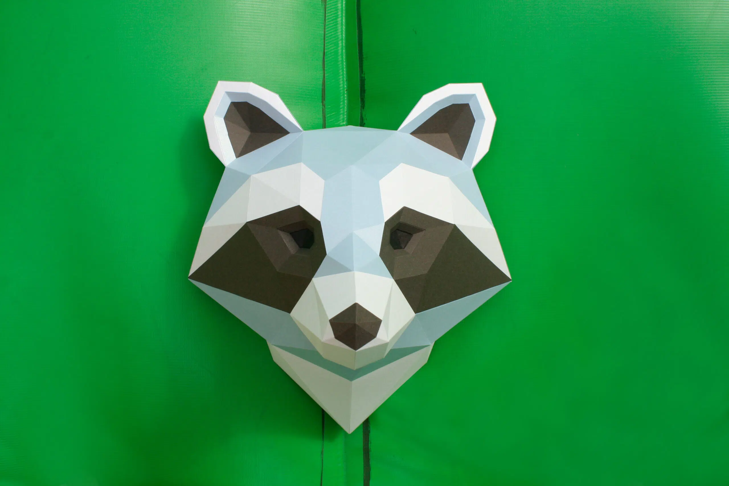 Papercraft de cabeça de guaxinim em origami 3D, vista lateral