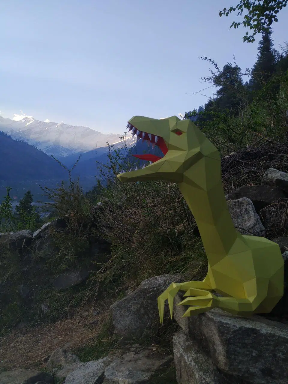 Papercraft cabeza de raptor Jurassic Park en origami, vista posterior