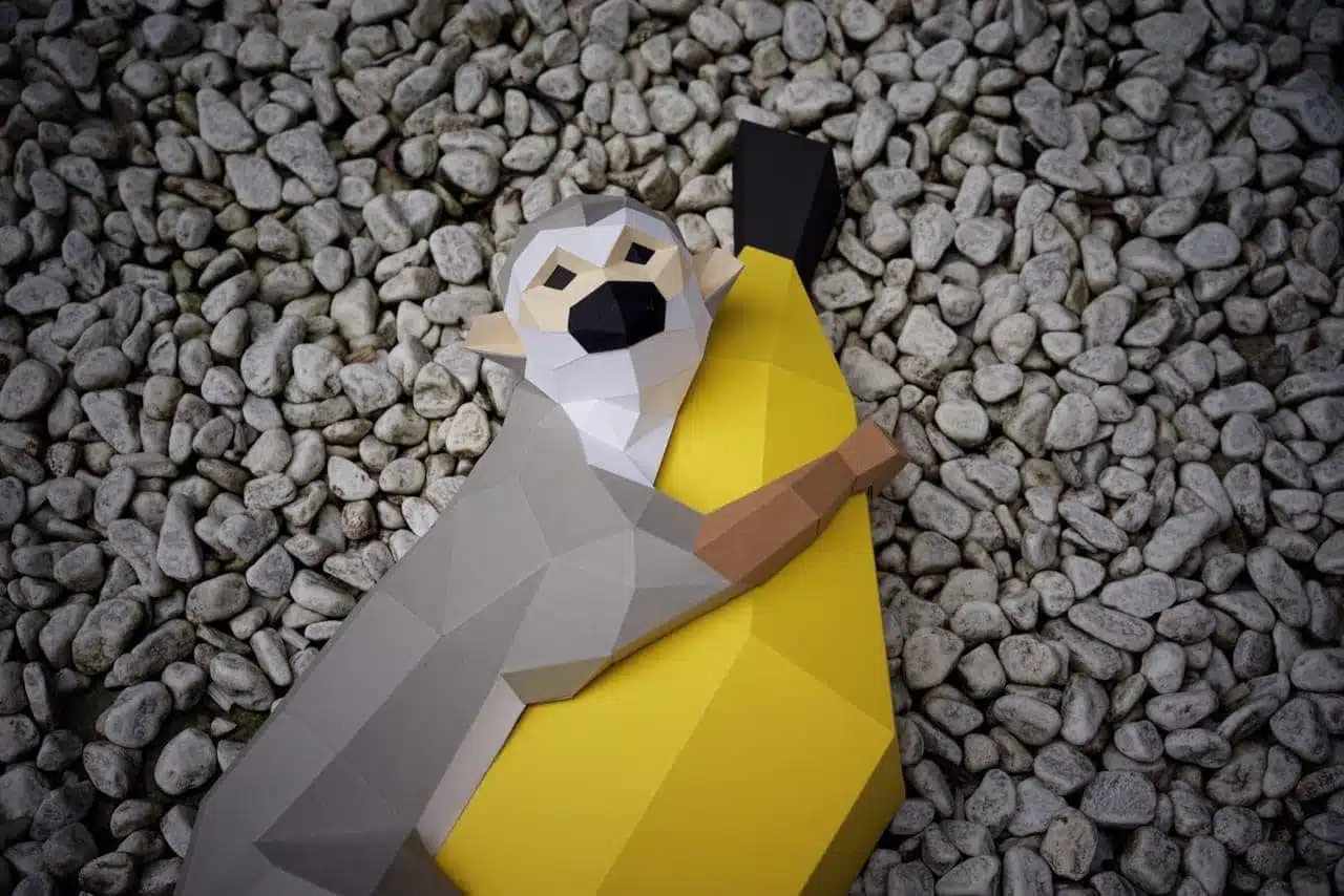 Papercraft mono sobre banana en origami, vista posterior