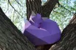 Papercraft de zorro sobre roca en origami 3D