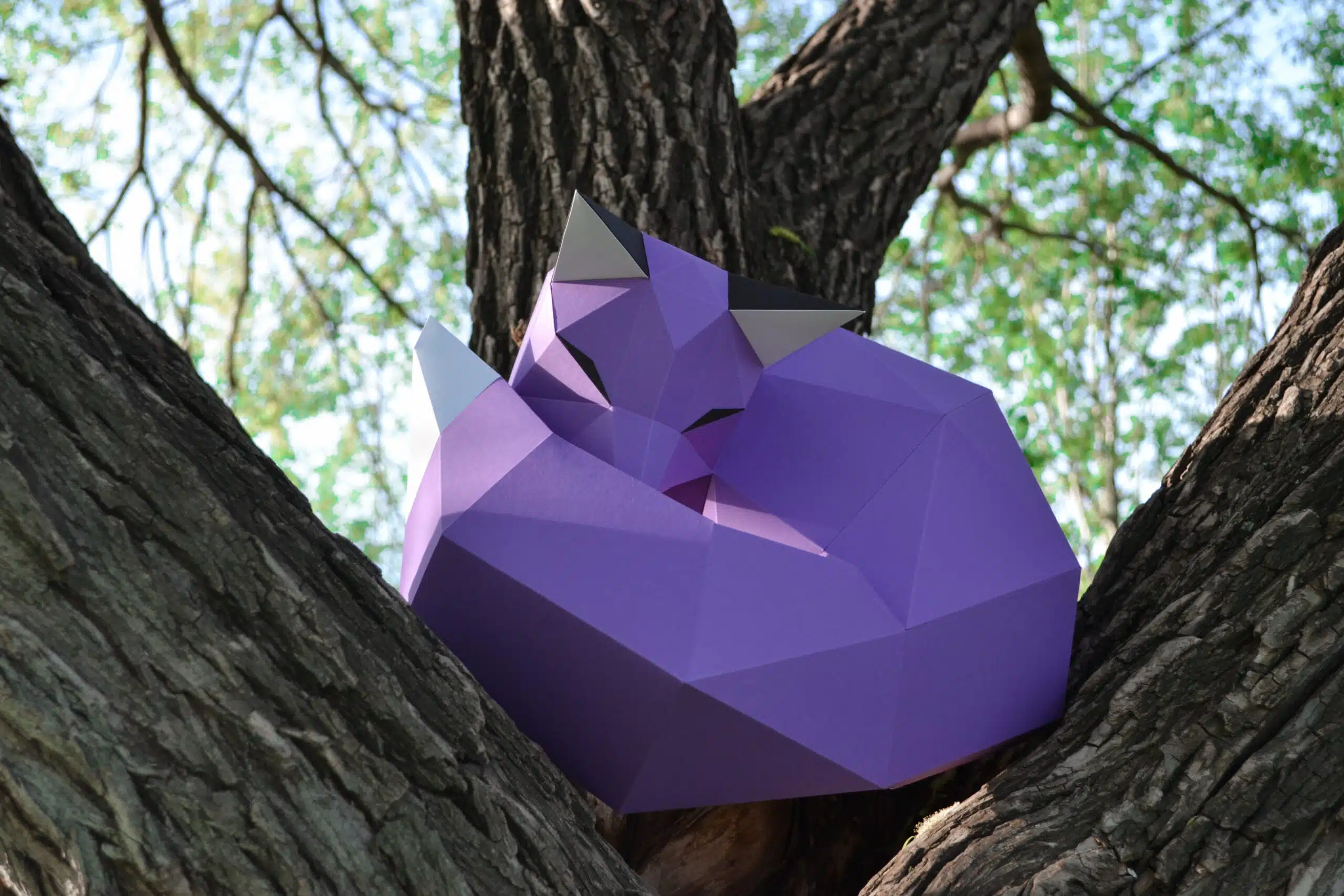 Papercraft de zorro sobre roca en origami 3D, montado